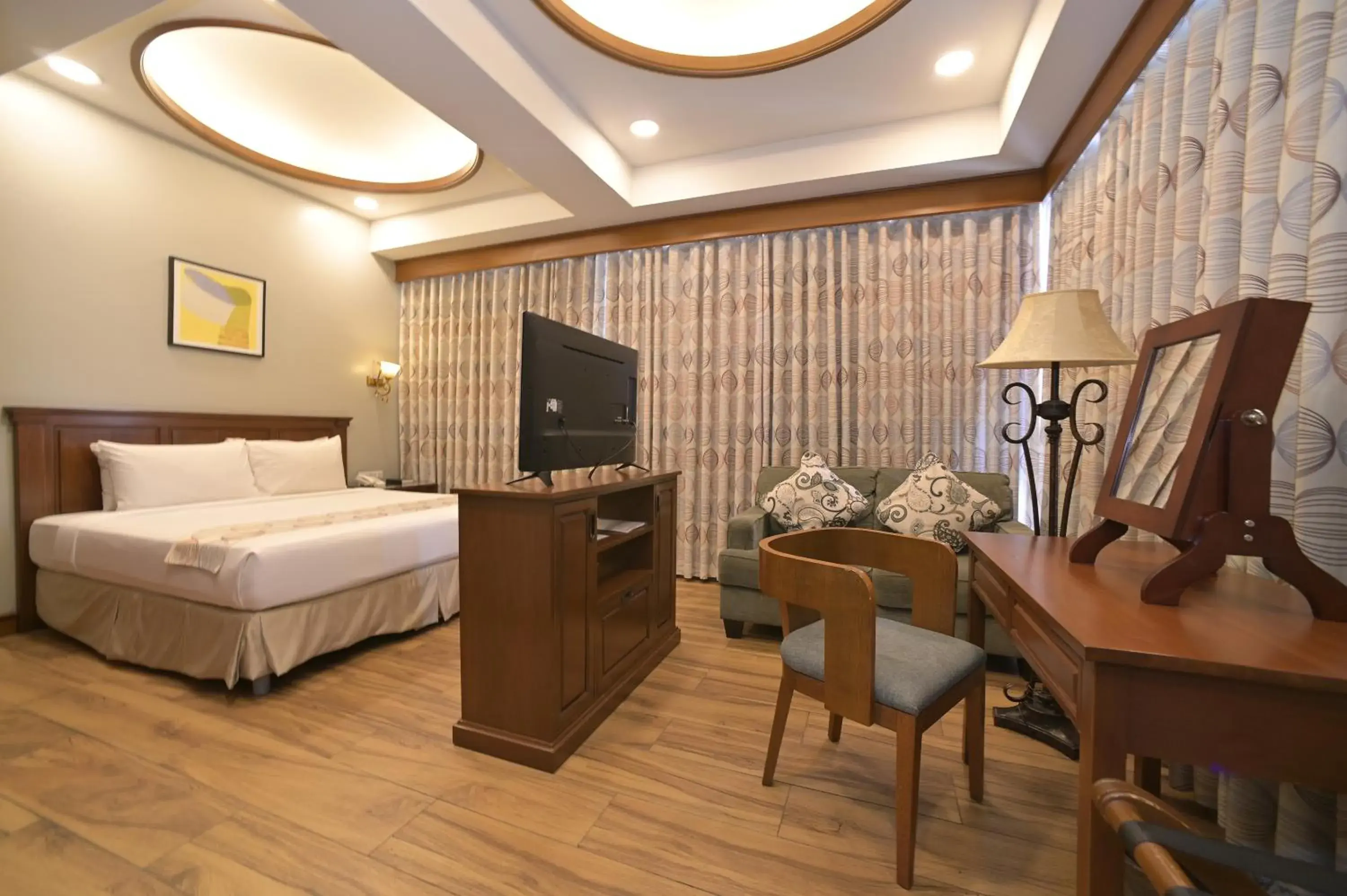 Photo of the whole room, Bed in Paragon Hotel and Suites Photo of the whole room, Bed in Paragon Hotel and Suites