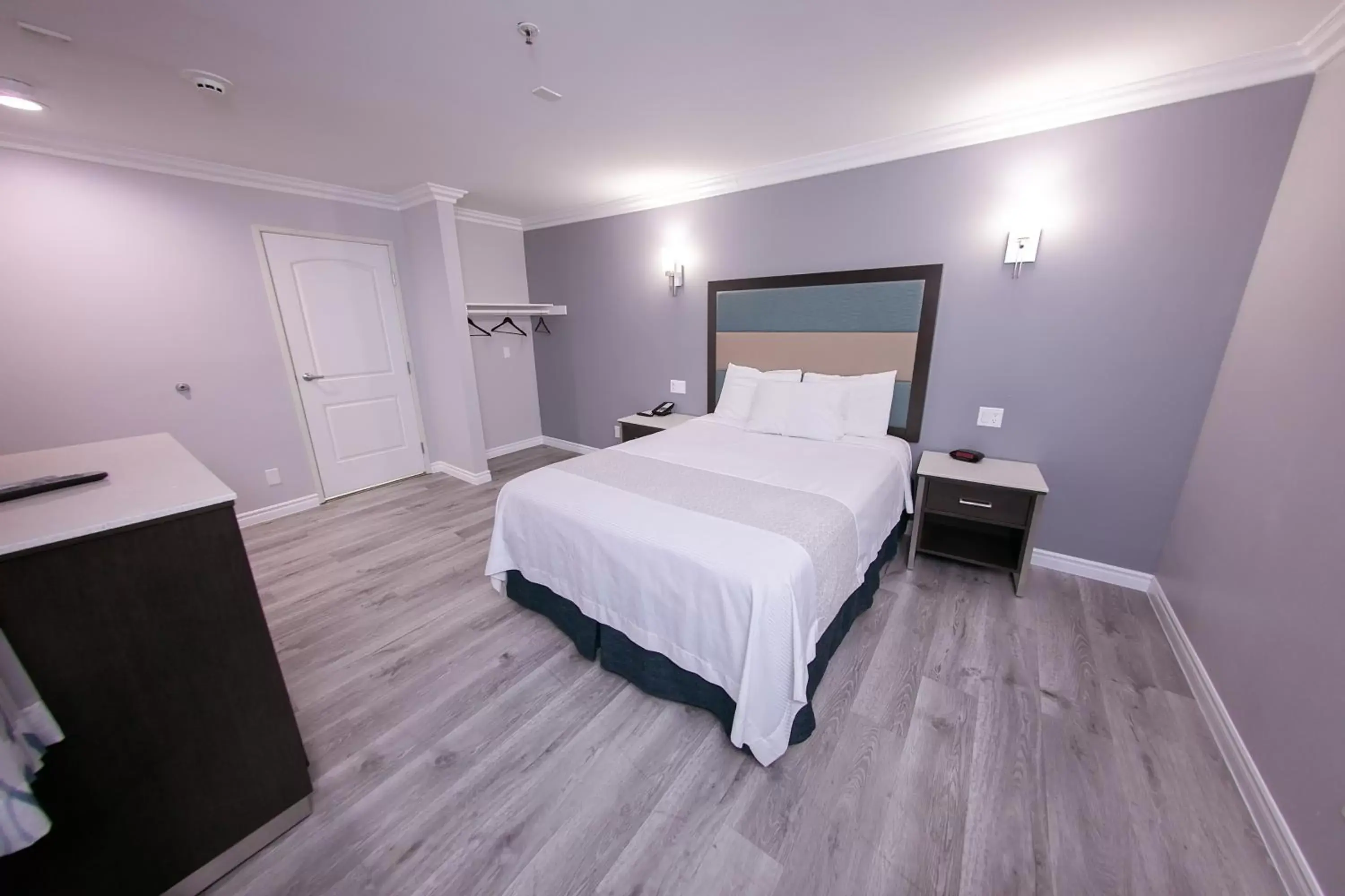 Bed in Travelodge Inn & Suites by Wyndham West Covina