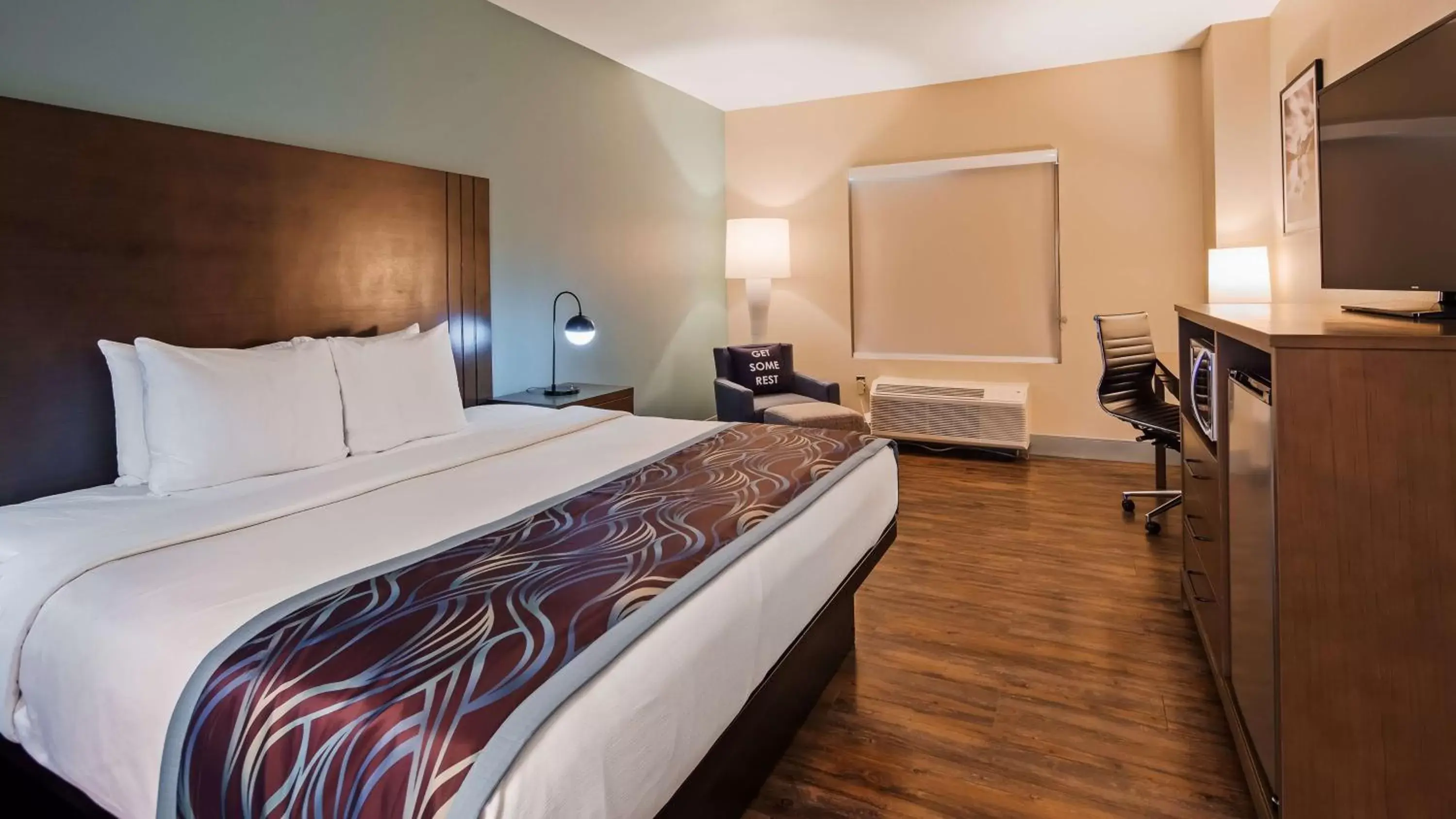 Photo of the whole room, Bed in Best Western Plus New Barstow Inn & Suites
