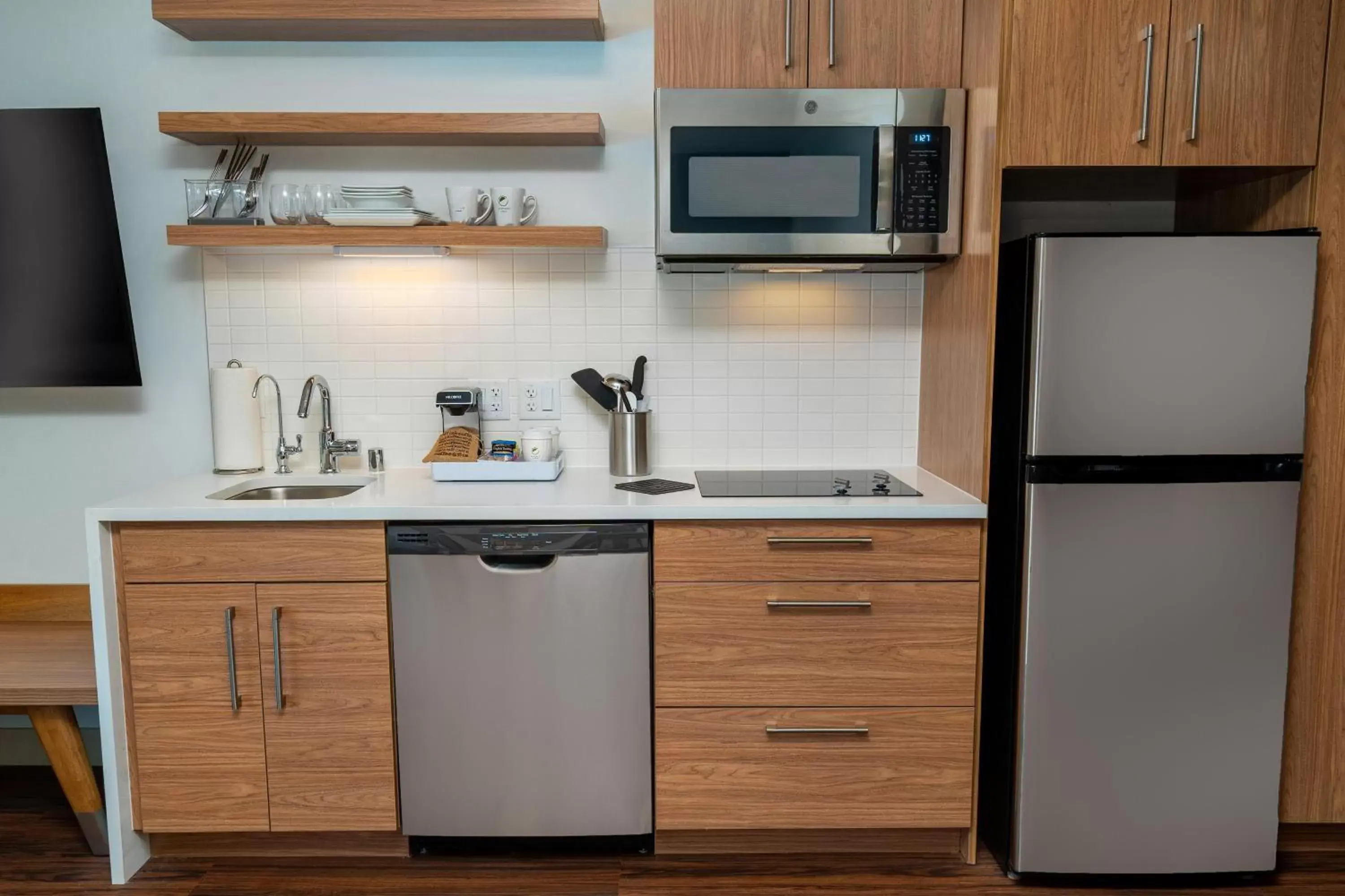 Kitchen or kitchenette, Kitchen/Kitchenette in Element Sacramento Airport