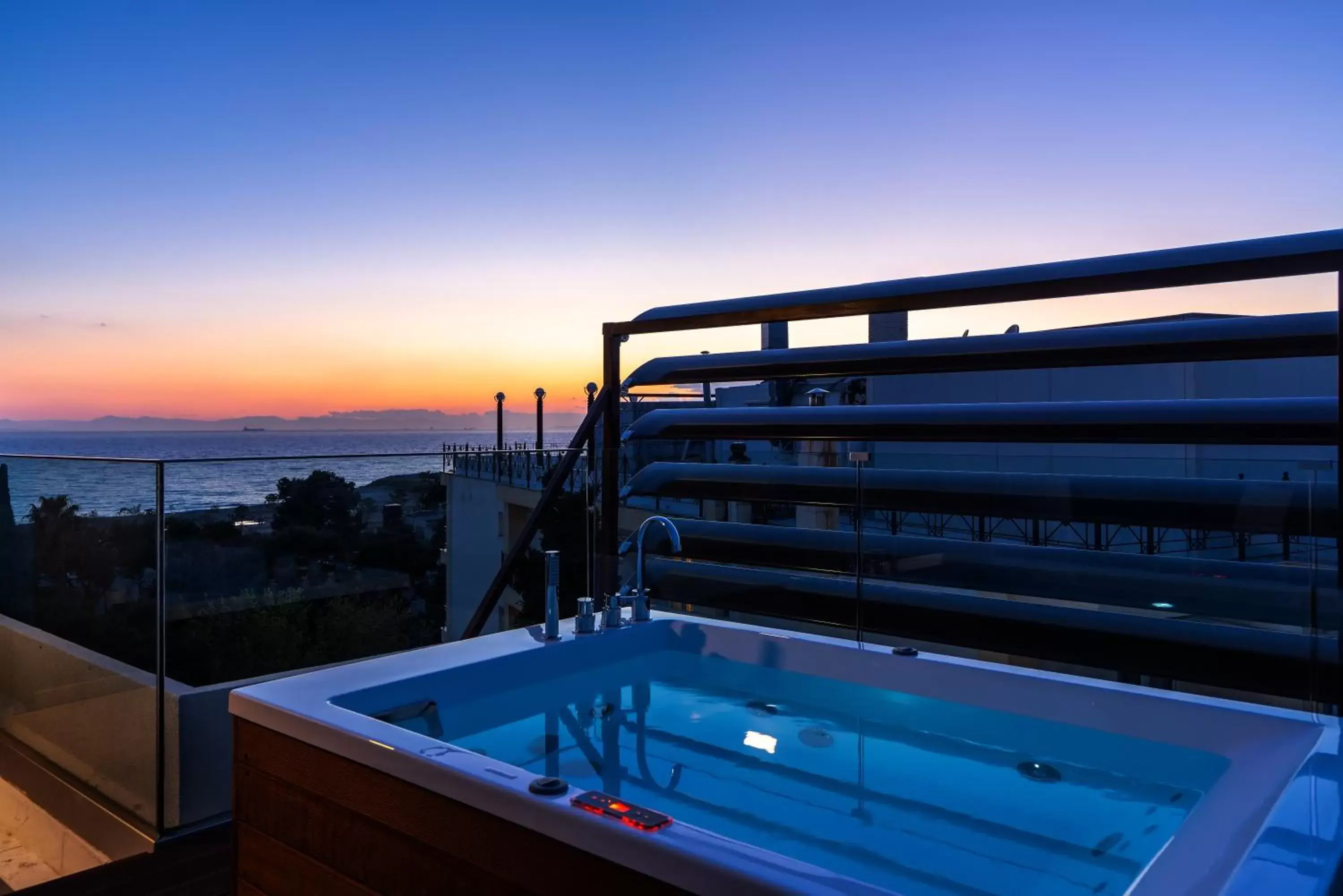 Hot Tub in Glyfada Riviera Hotel