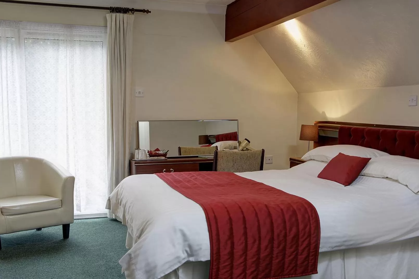 Bedroom, Bed in The Cedars Hotel