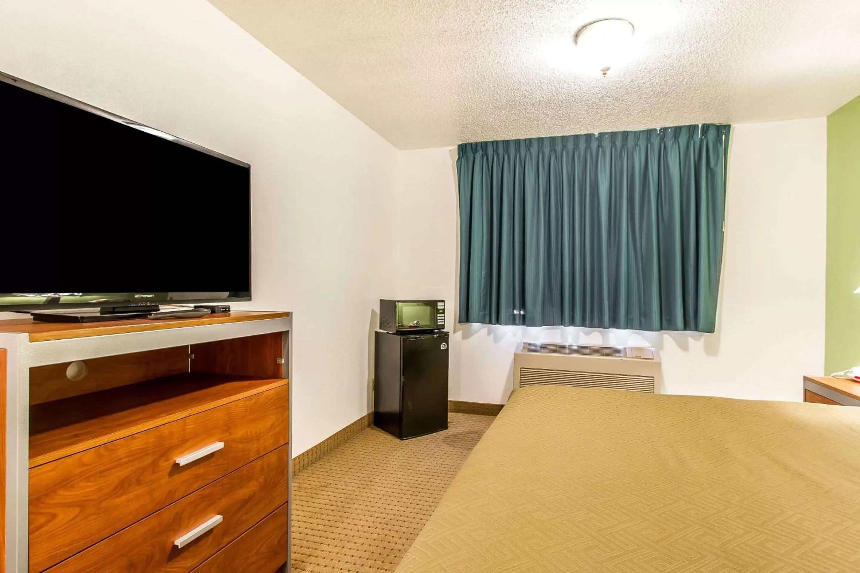 Photo of the whole room, TV/Entertainment Center in Econo Lodge Inn & Suites