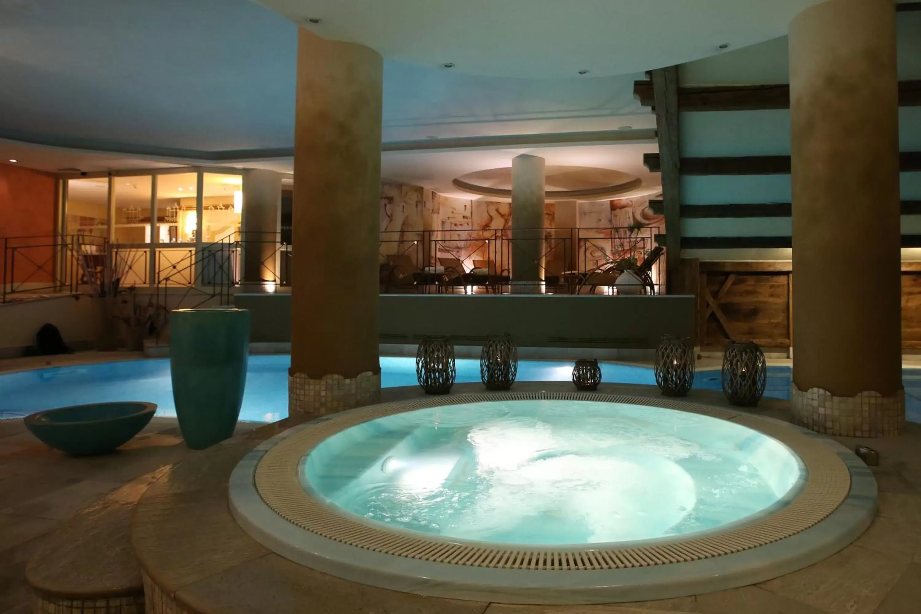Hot Tub, Swimming Pool in Alpen Suite Hotel