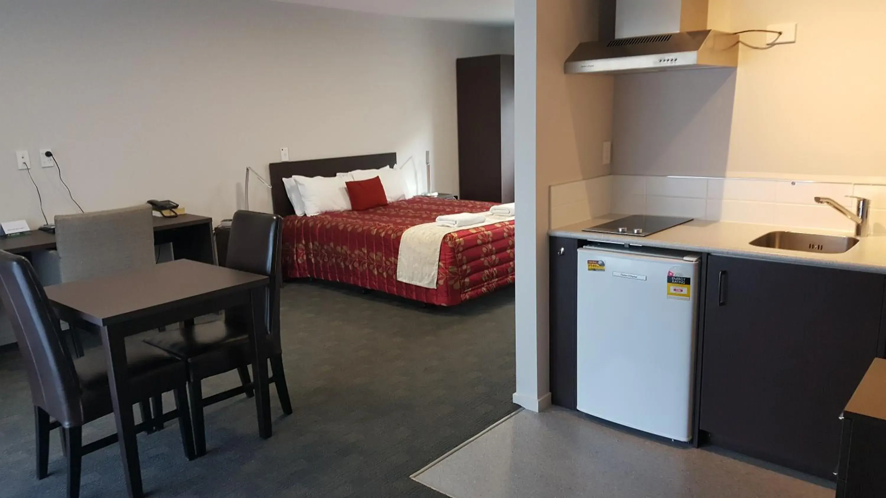 Photo of the whole room, Kitchen/Kitchenette in Ashford Motor Lodge