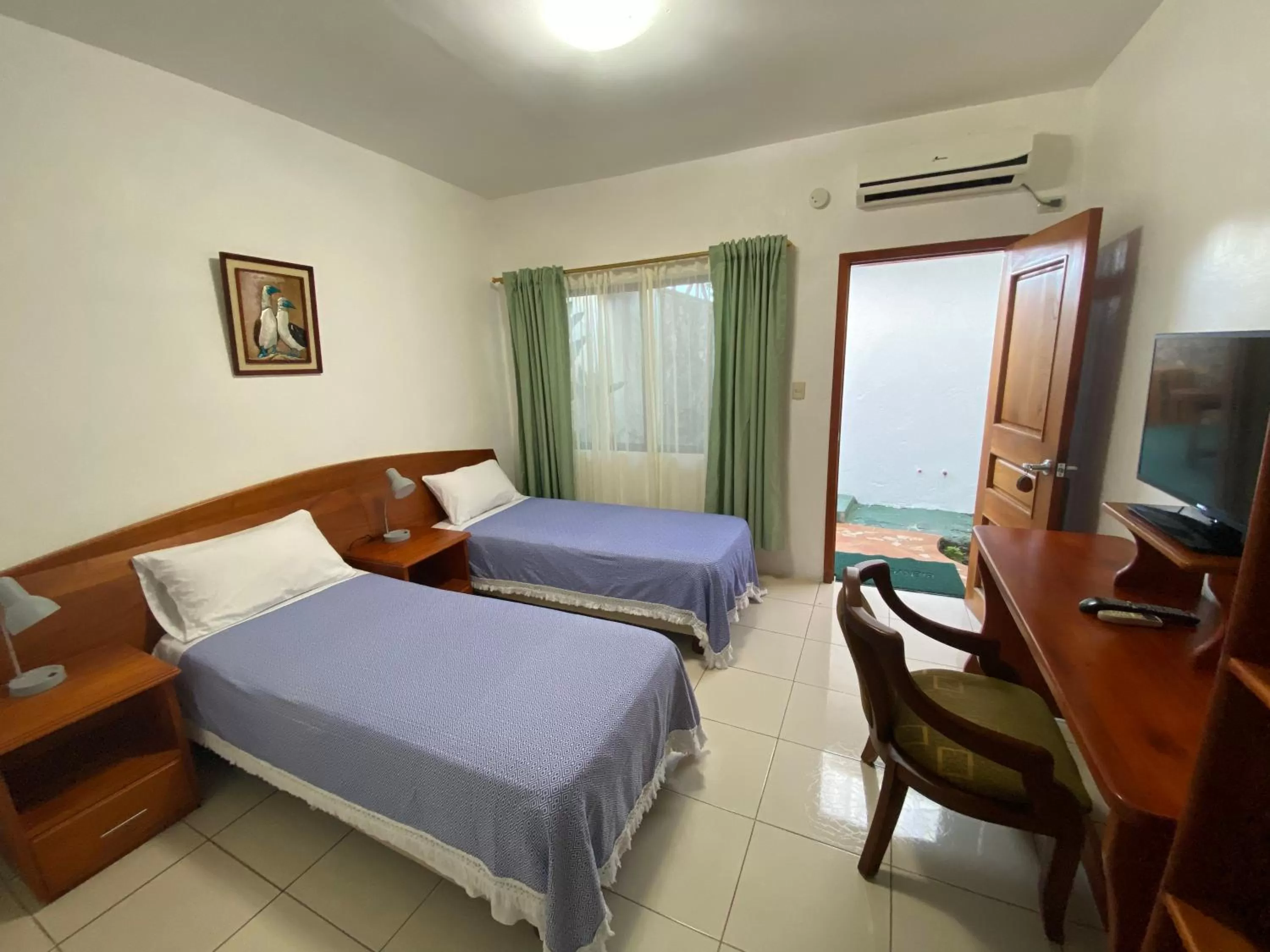 Photo of the whole room, Bed in La Peregrina Galapagos B&B