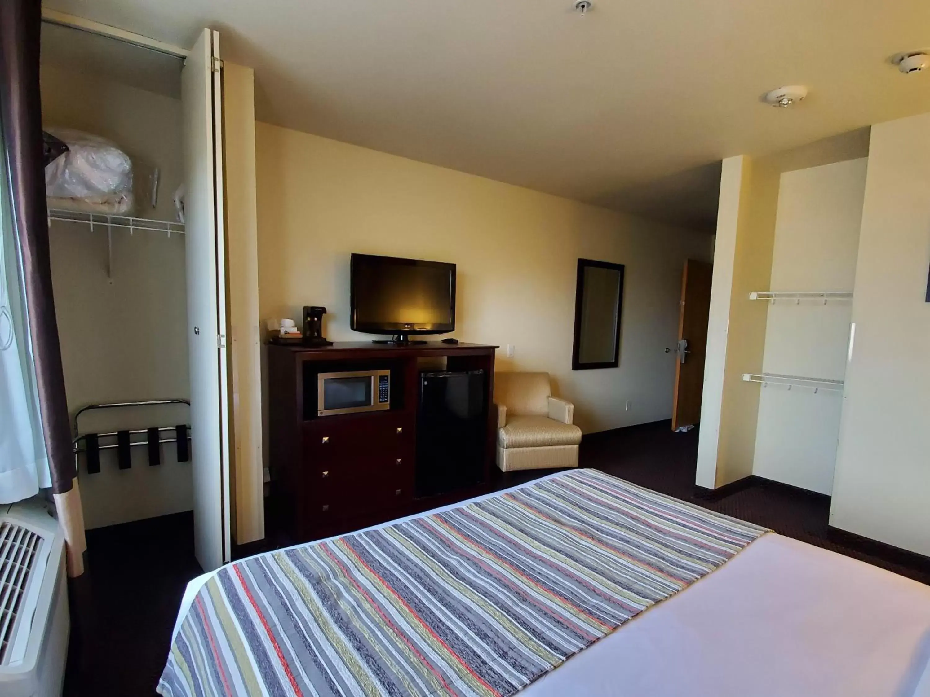 Bedroom, TV/Entertainment Center in Country Inn & Suites by Radisson, Bend, OR