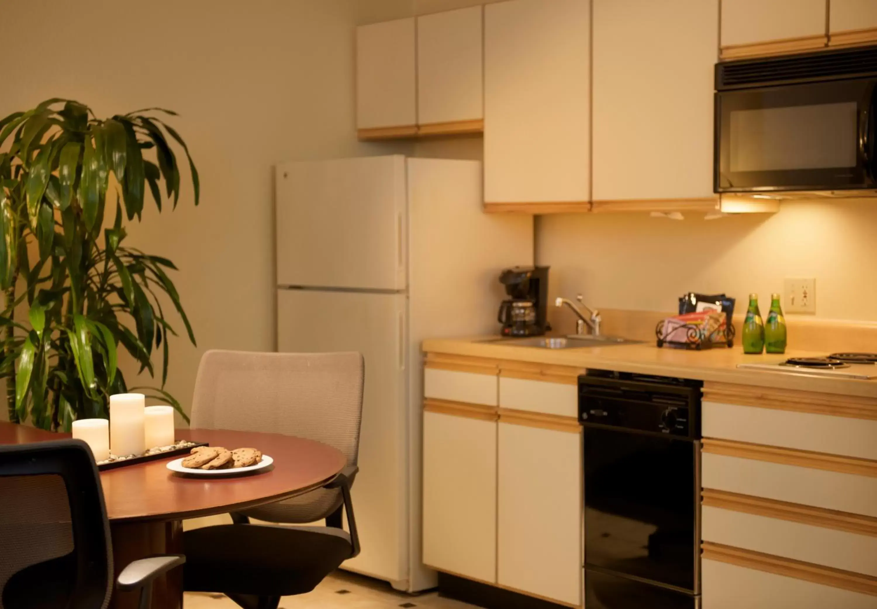 Kitchen or kitchenette, Kitchen/Kitchenette in Larkspur Landing Hillsboro-An All-Suite Hotel