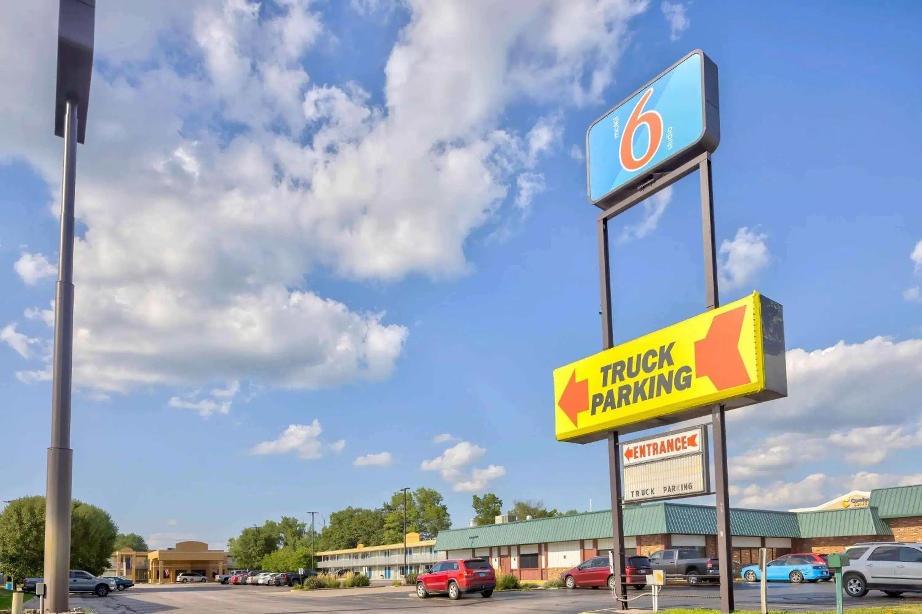 Property building, Property Logo/Sign in Motel 6 Effingham, IL