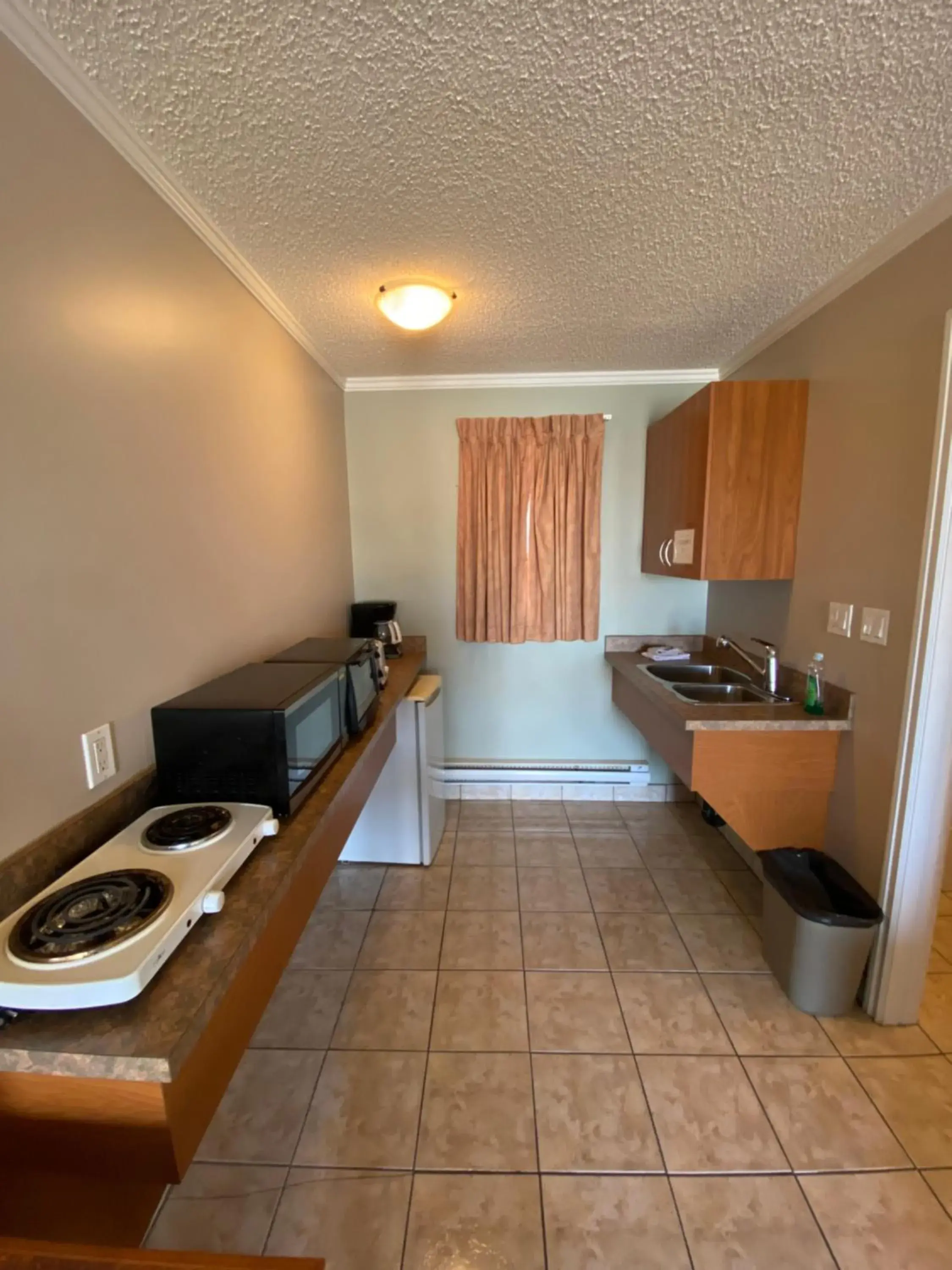 Kitchen or kitchenette, Kitchen/Kitchenette in Aspen Motor Inn