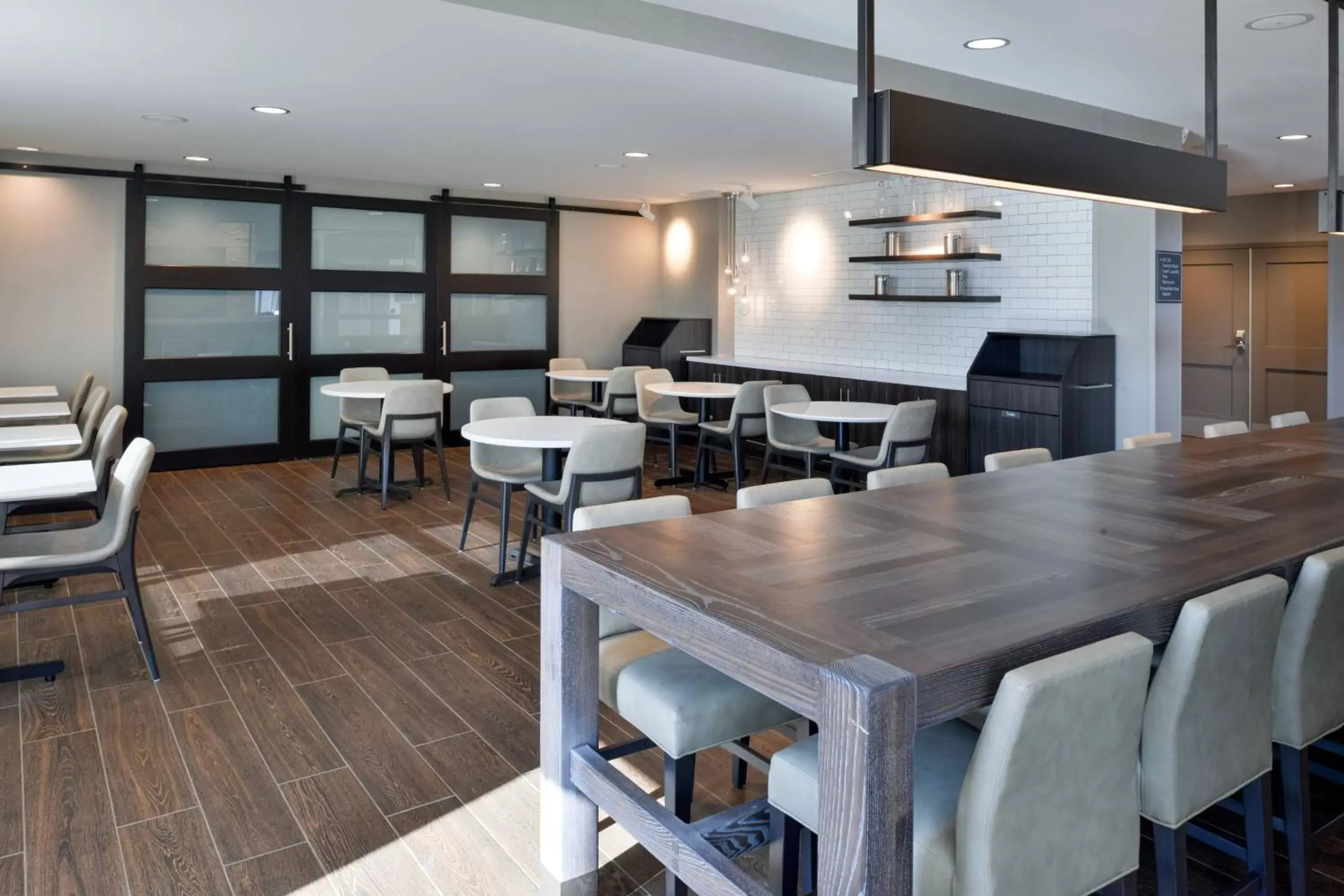 Restaurant/places to eat in Residence Inn by Marriott Bakersfield West