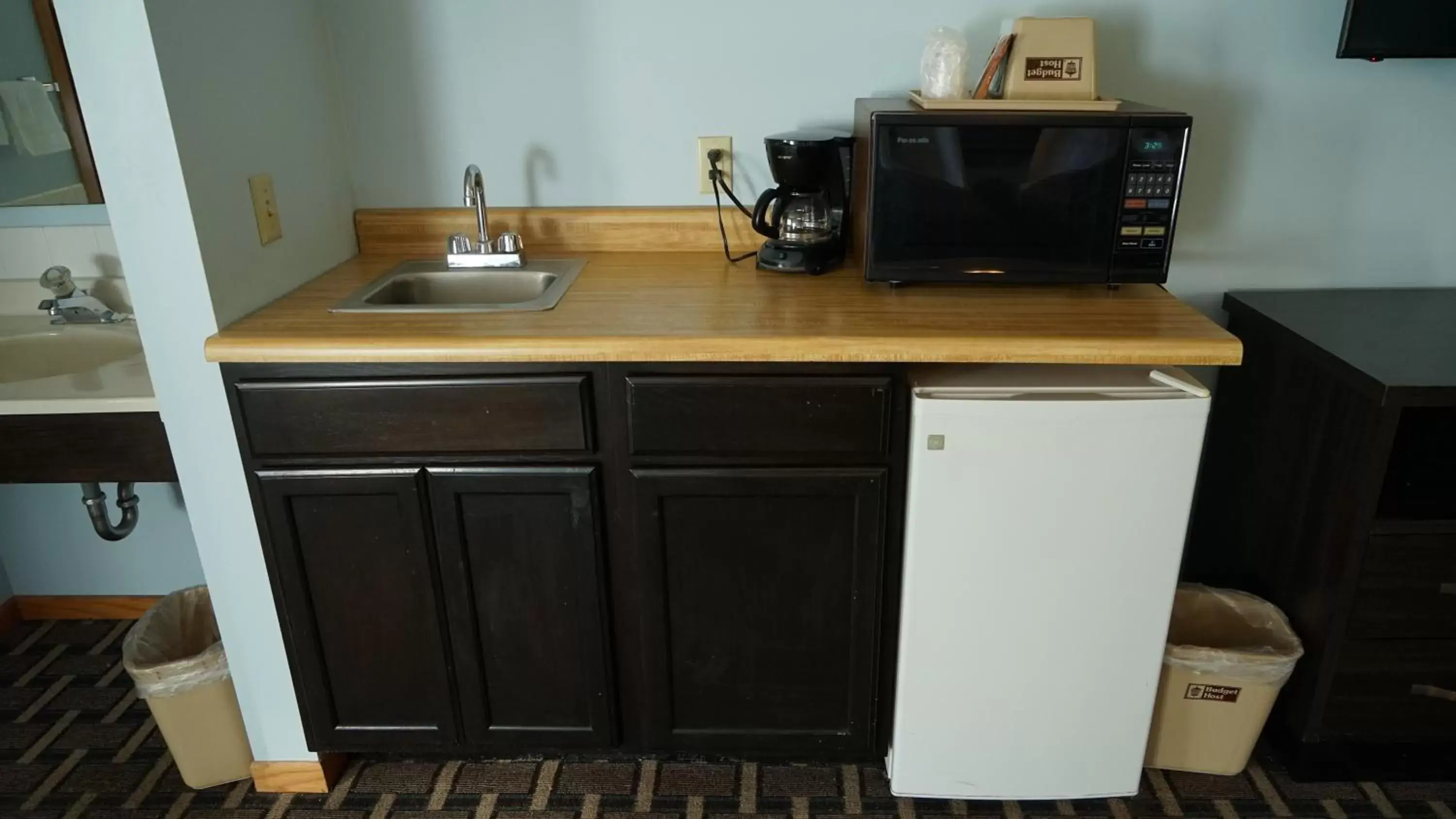 Coffee/tea facilities, Kitchen/Kitchenette in Budget Host Inn Fridley