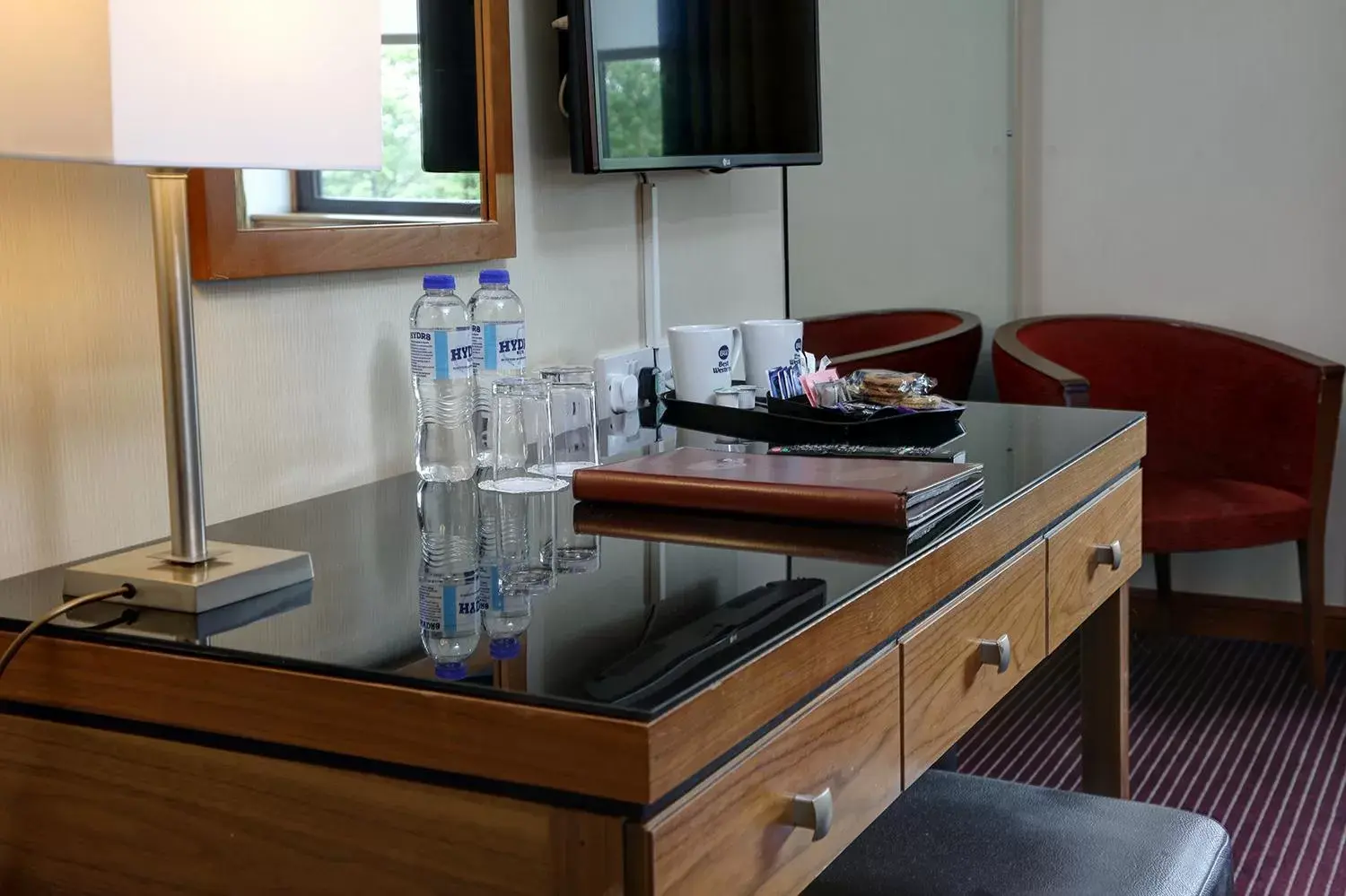 Coffee/tea facilities, TV/Entertainment Center in Best Western The Hilcroft Hotel West Lothian