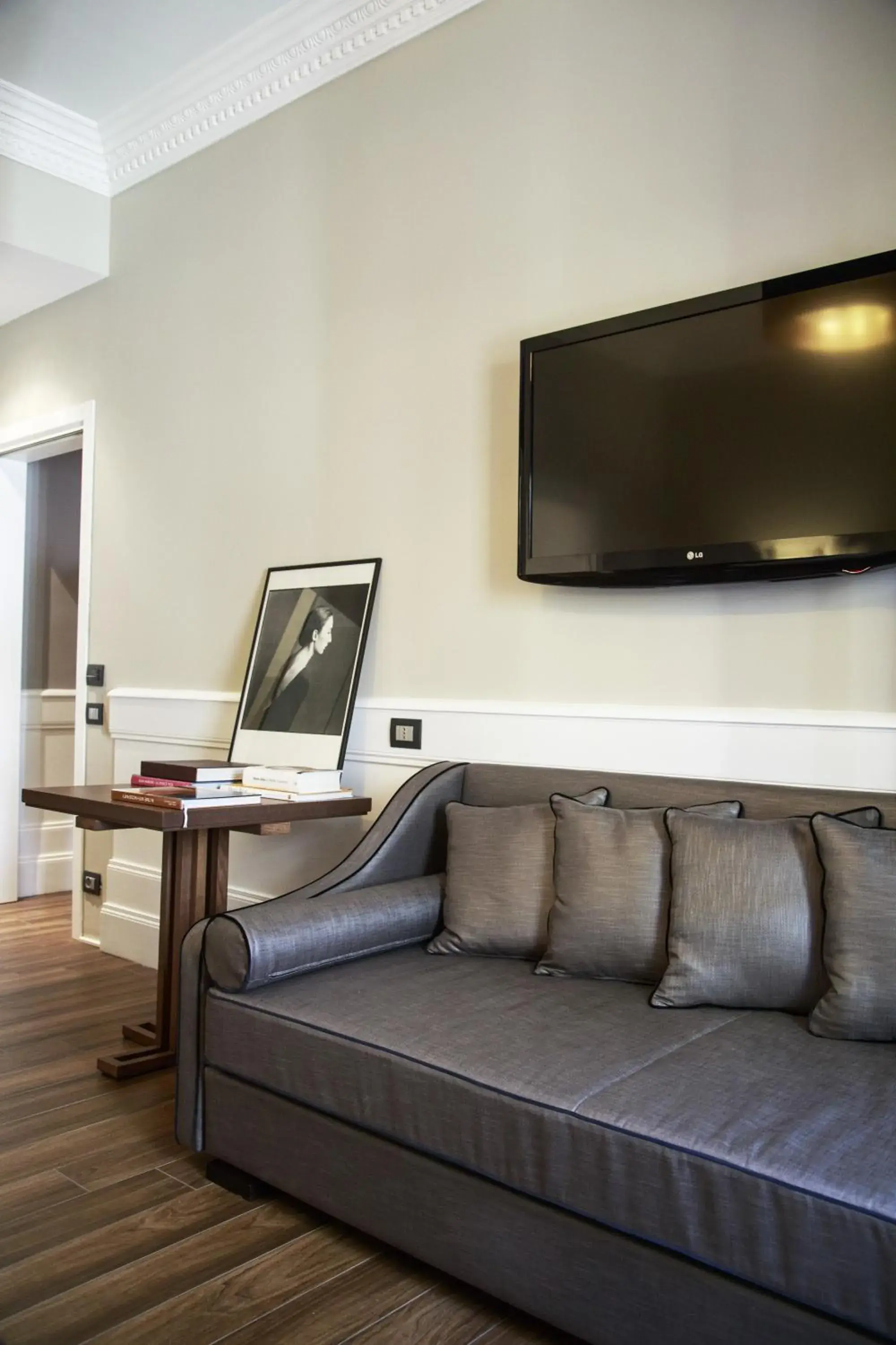 Seating area, TV/Entertainment Center in The Independent Suites