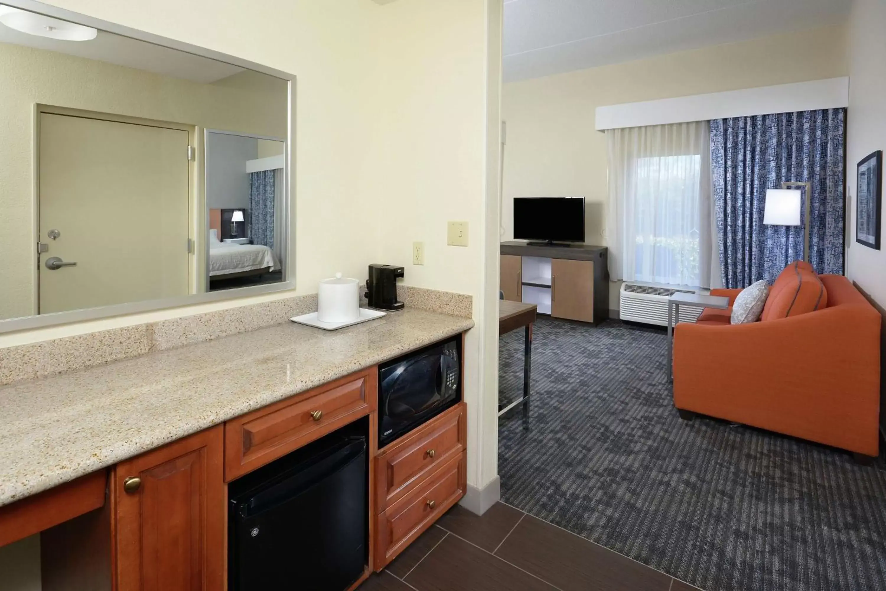 Photo of the whole room, Kitchen/Kitchenette in Hampton Inn & Suites Clinton