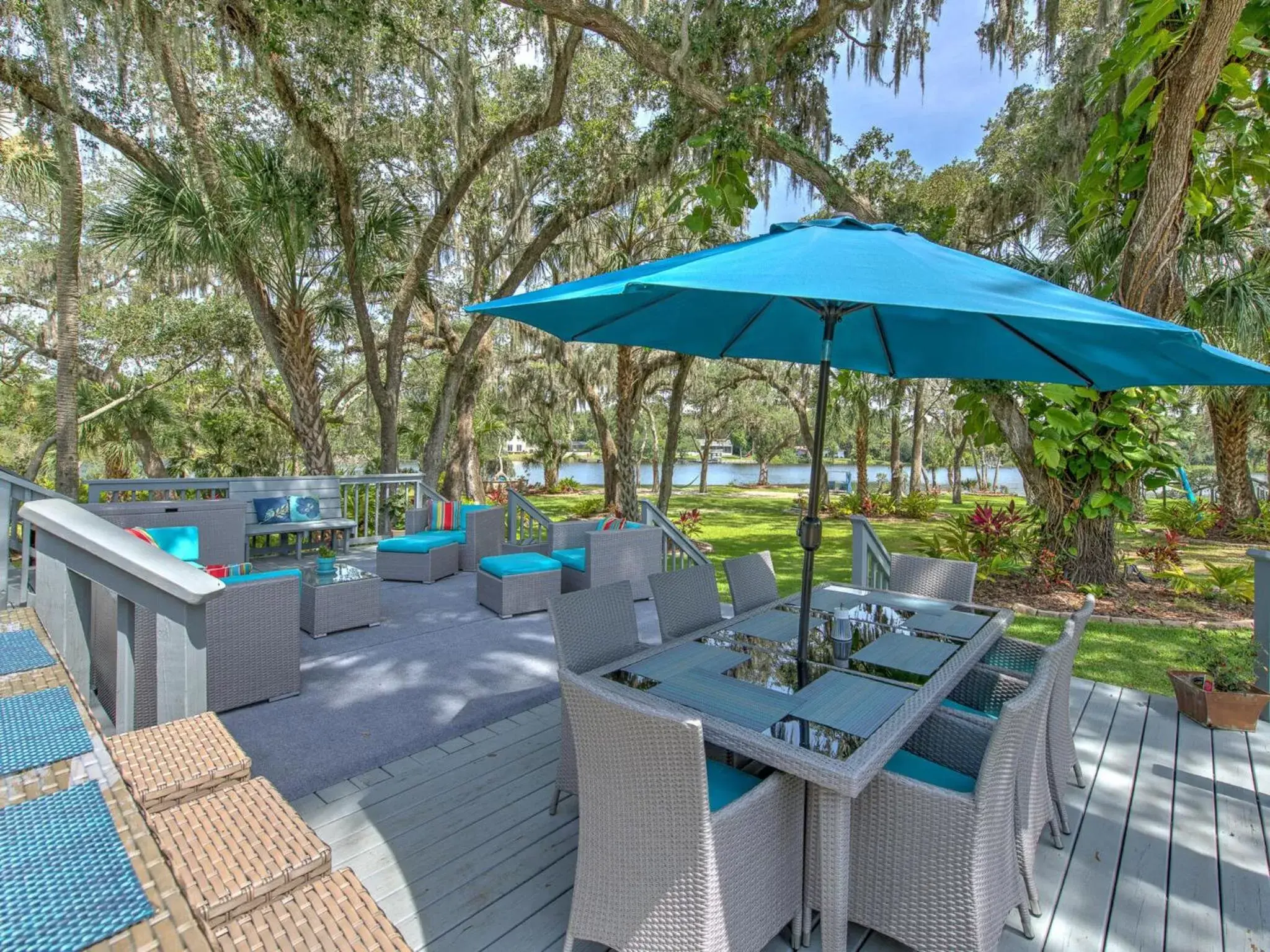 Patio, Restaurant/Places to Eat in Riverbend Retreat - Fla.