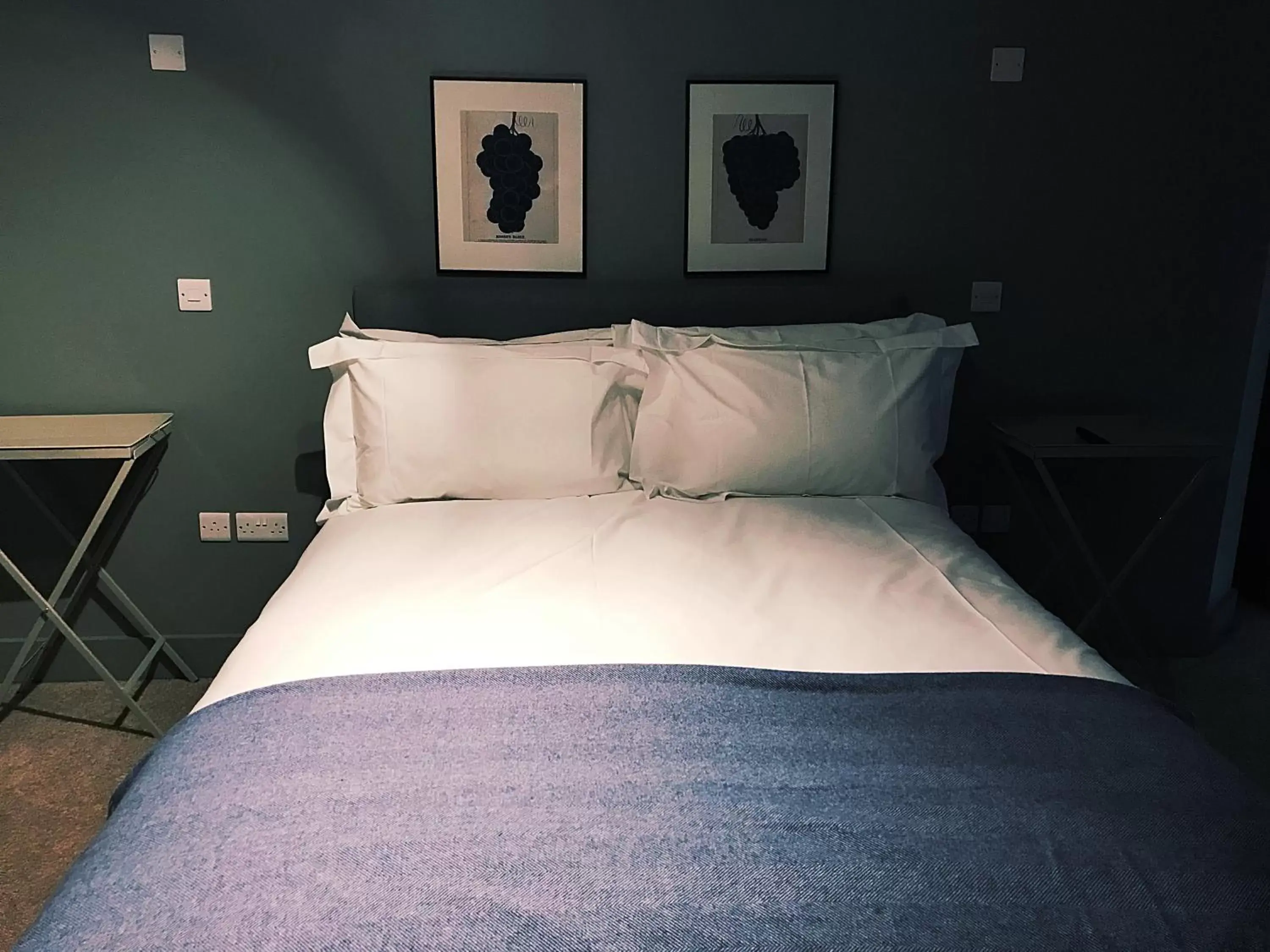 Bedroom, Bed in The Bell Inn