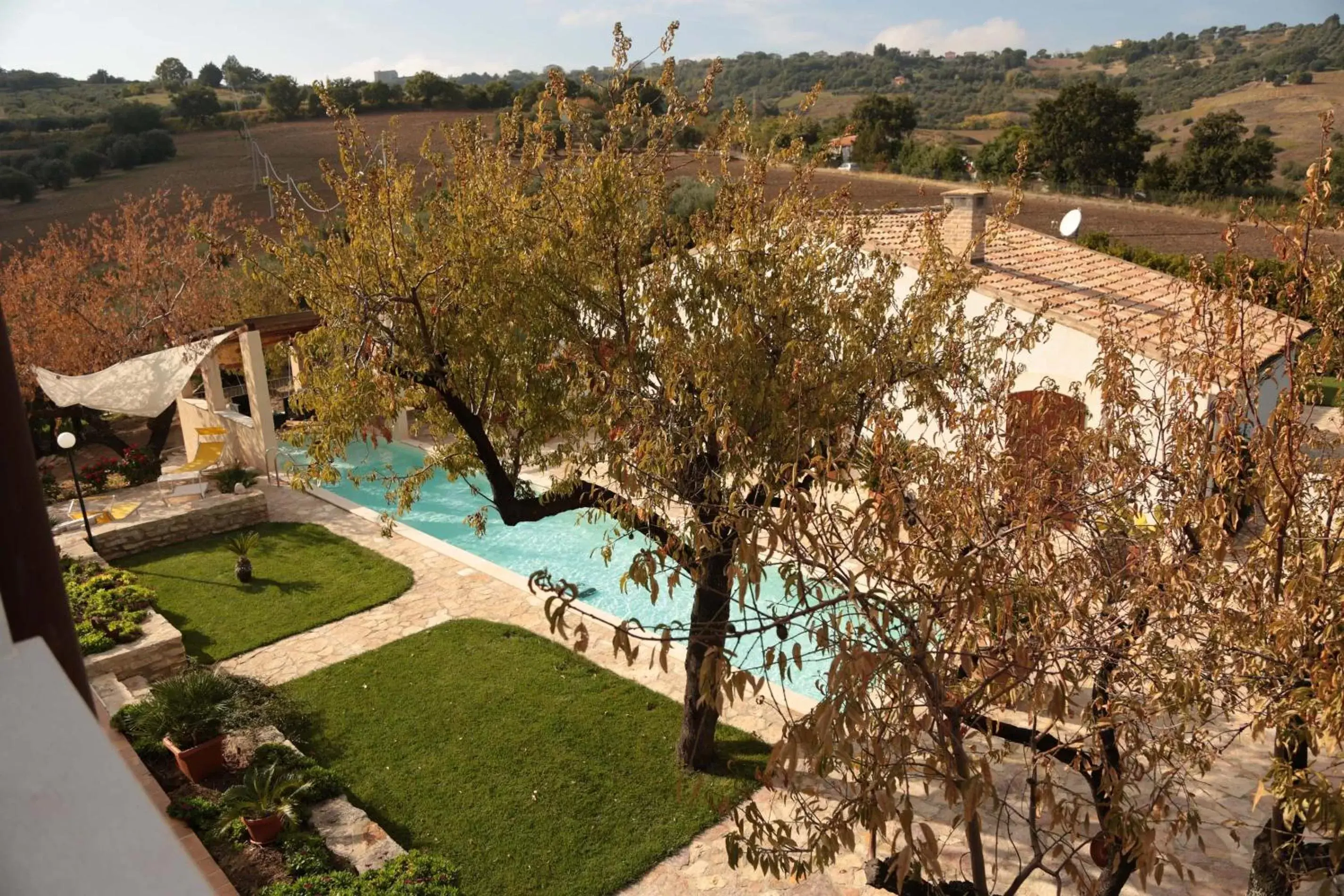 Pool View in Villa Angiolina, Molise