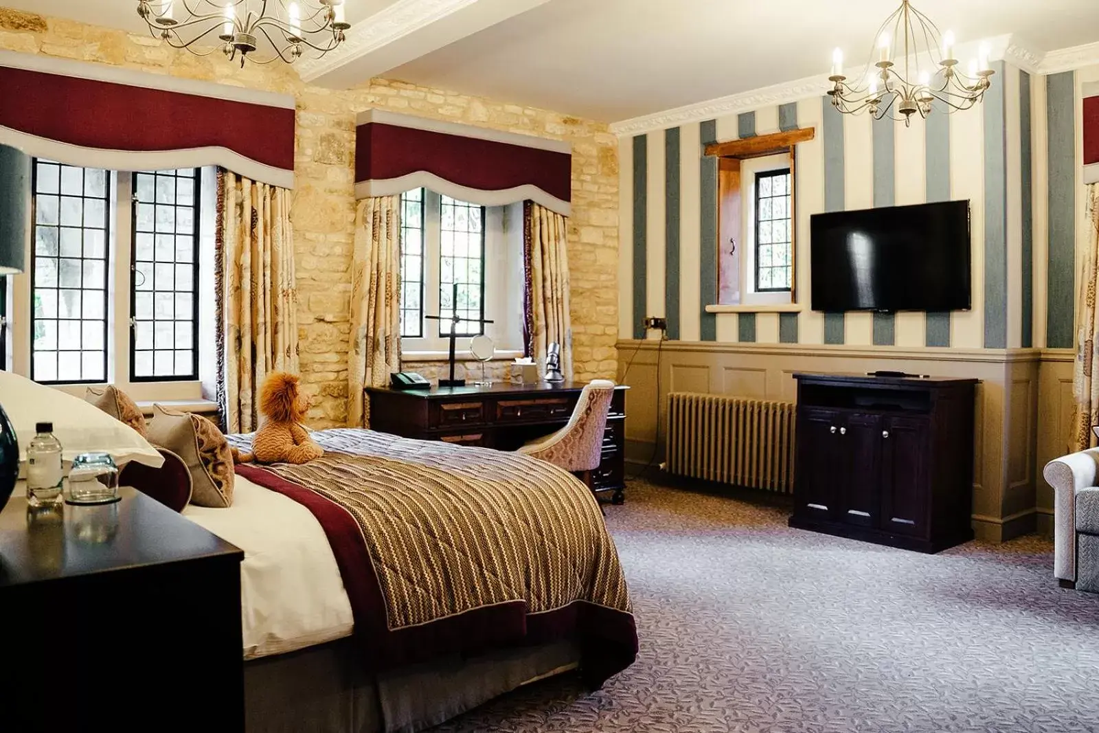 Bed, TV/Entertainment Center in The Manor House Hotel and Golf Club