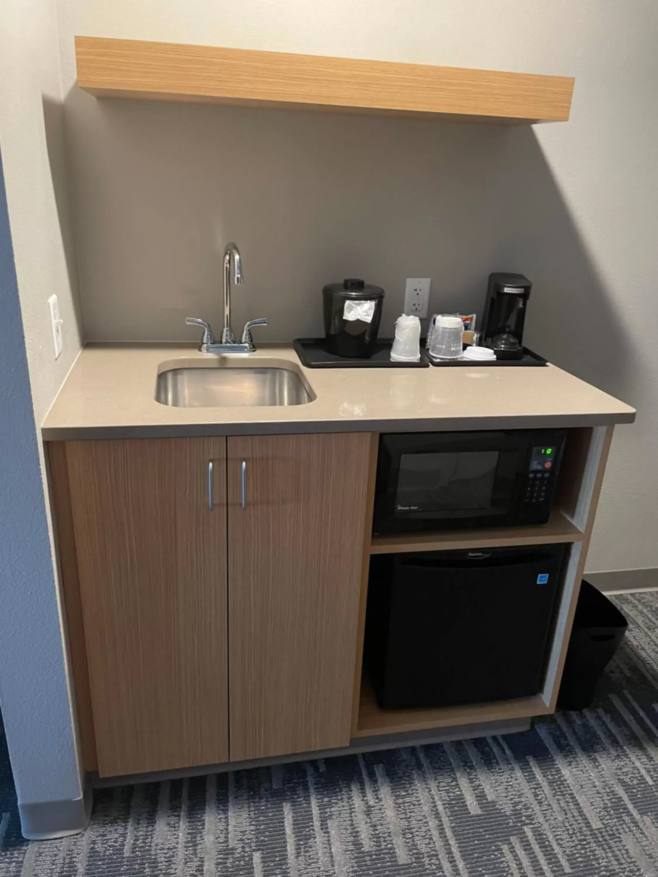 Coffee/tea facilities, Kitchen/Kitchenette in Country Inn & Suites by Radisson, Madison, WI