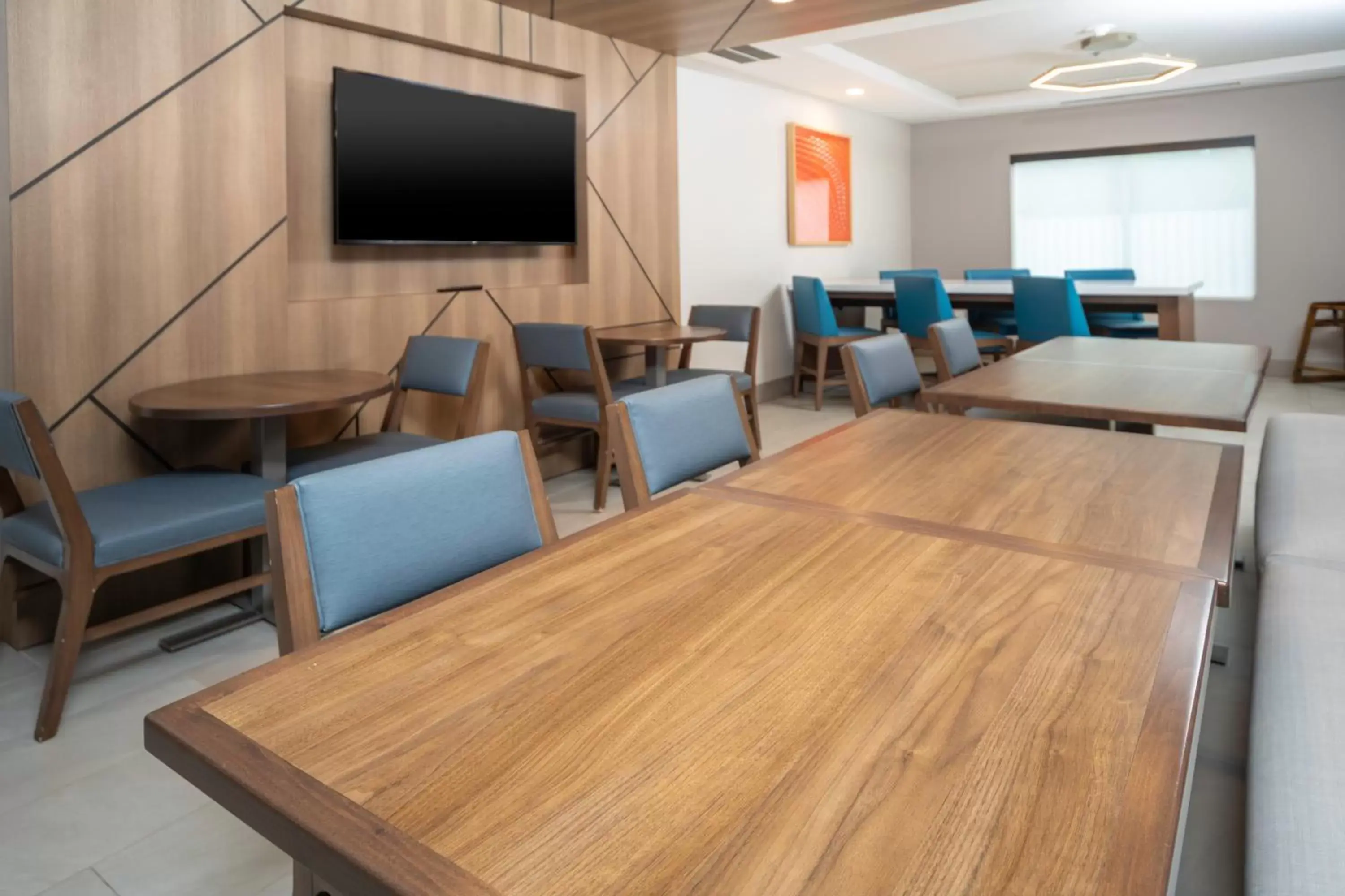 Lounge or bar, TV/Entertainment Center in Holiday Inn Express and Suites Atlanta-Johns Creek, an IHG Hotel