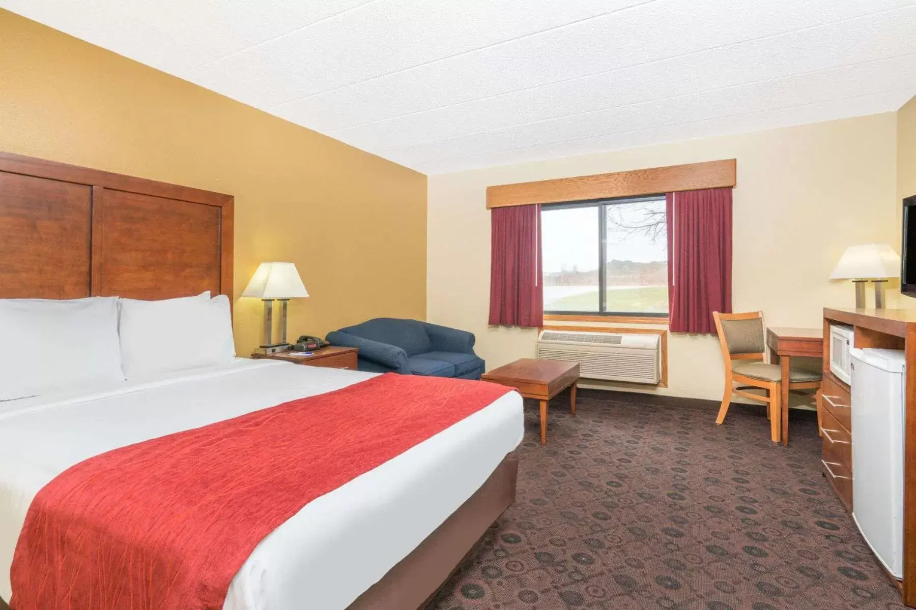 Queen Room - Disability Access/Non-Smoking in Baymont by Wyndham Kasson Rochester Area