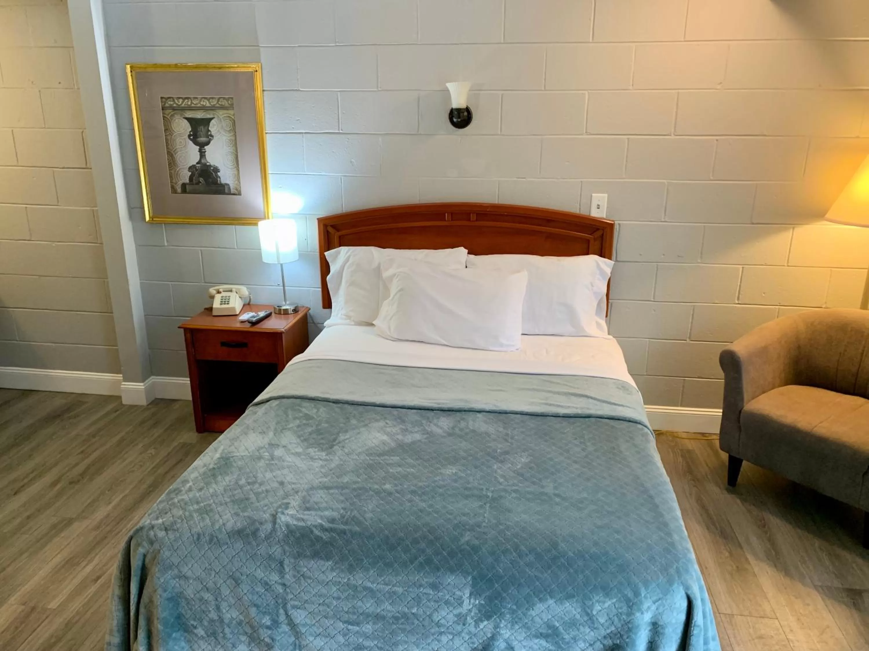 Bed in Hill Top Motel