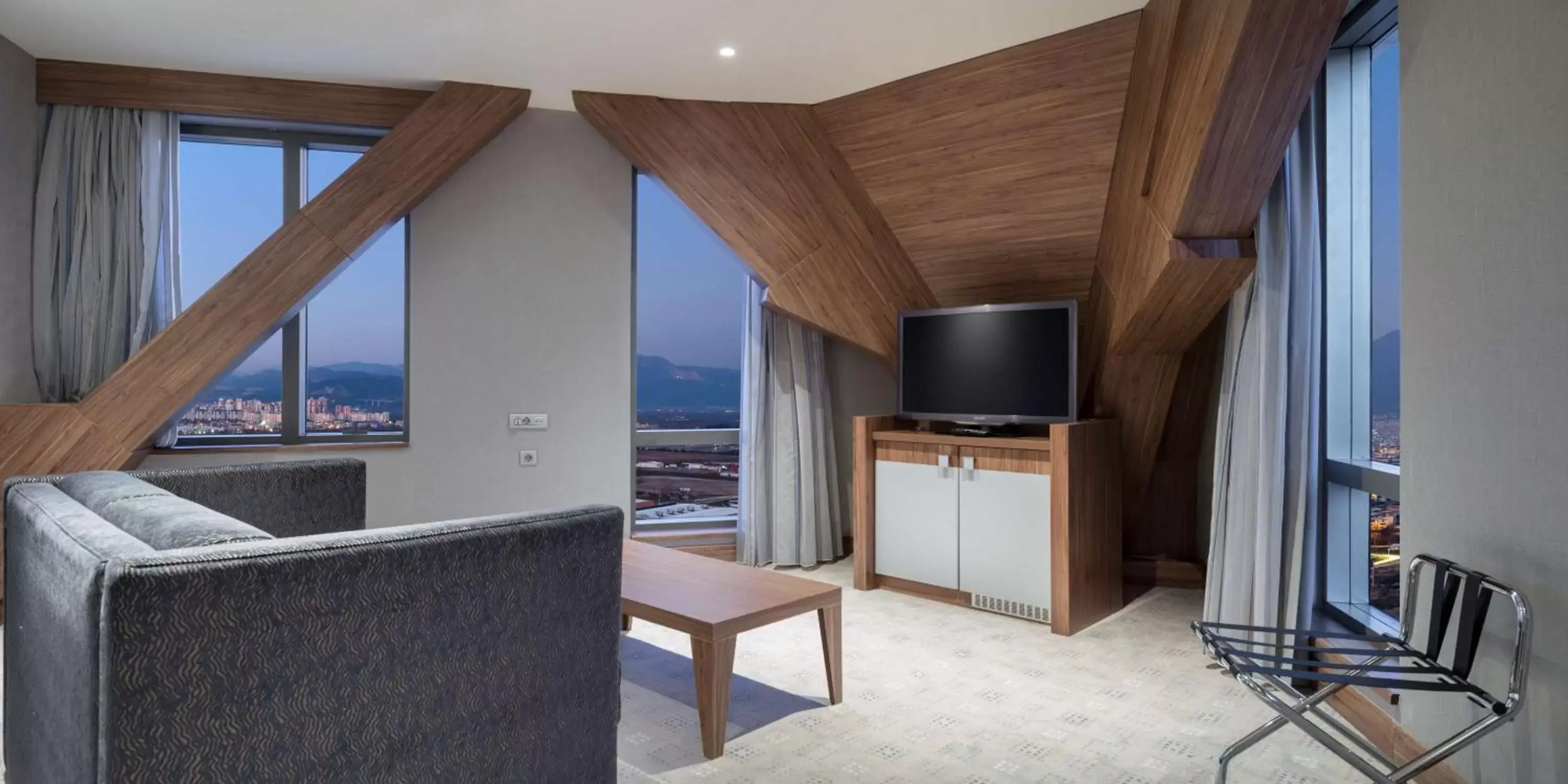 Living room, TV/Entertainment Center in Hampton By Hilton Bursa