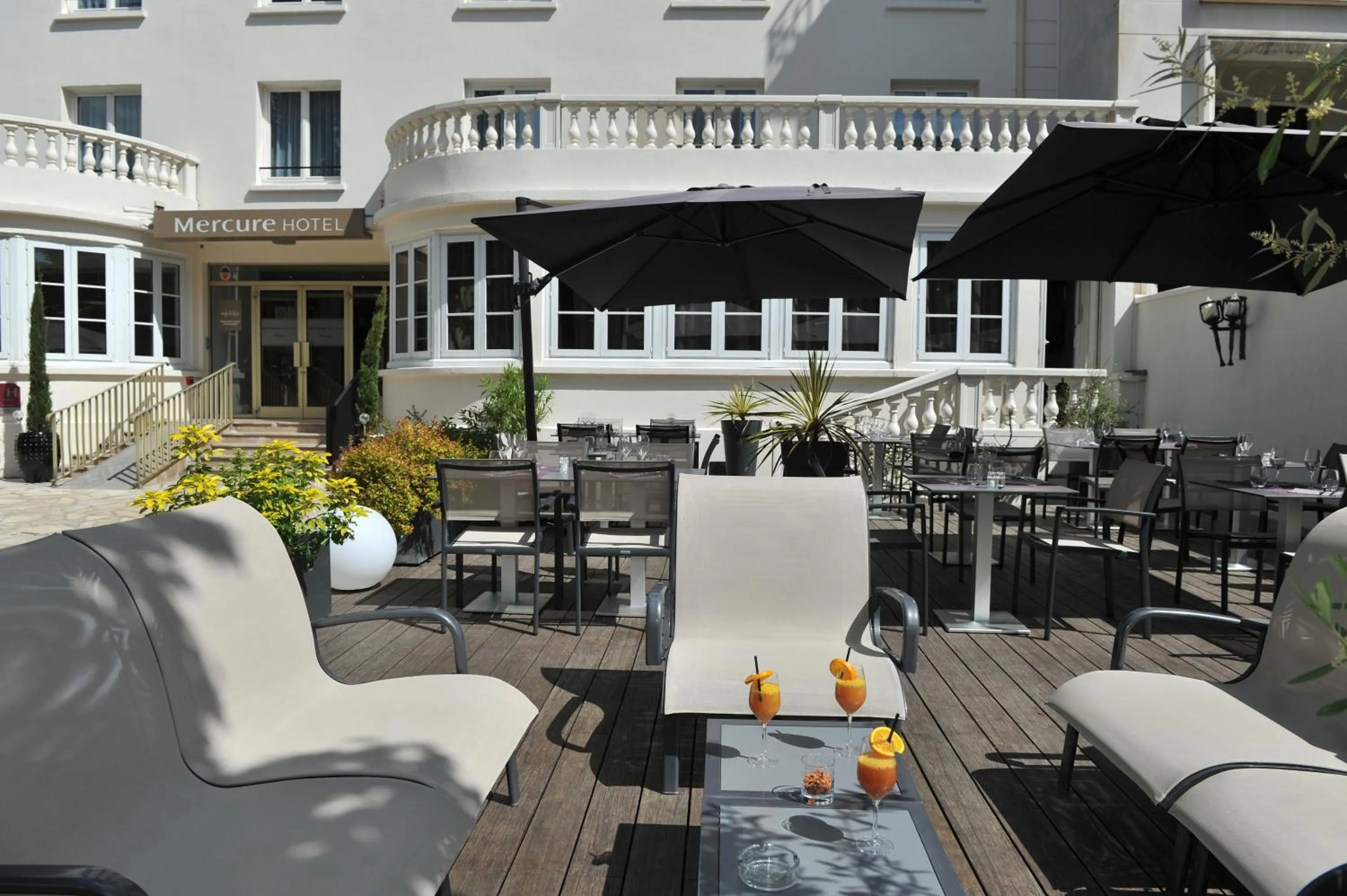 Patio in Mercure Paris Saint Cloud Hippodrome