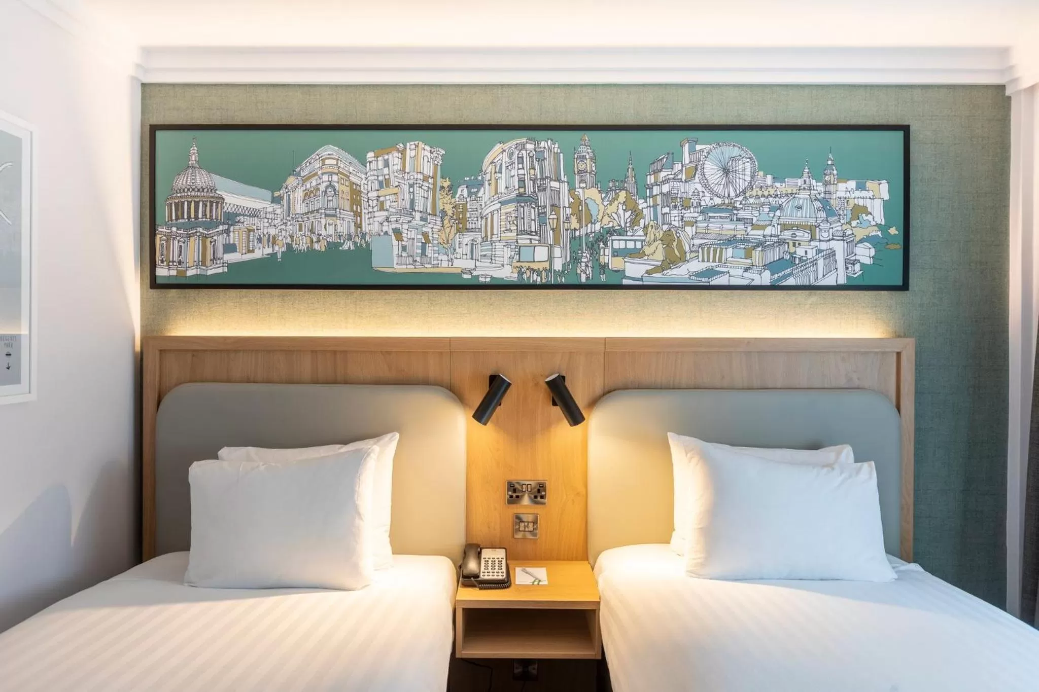 Photo of the whole room, Bed in Holiday Inn London - Regent's Park by IHG