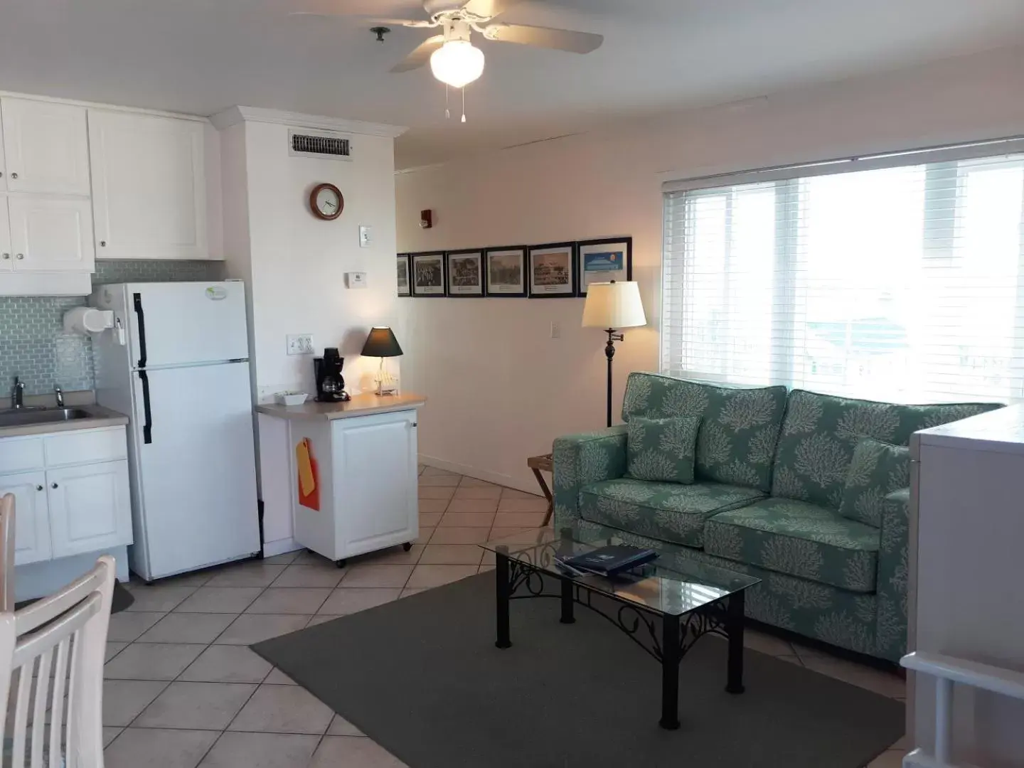 Kitchen or kitchenette, Seating Area in Sandpeddler Inn and Suites