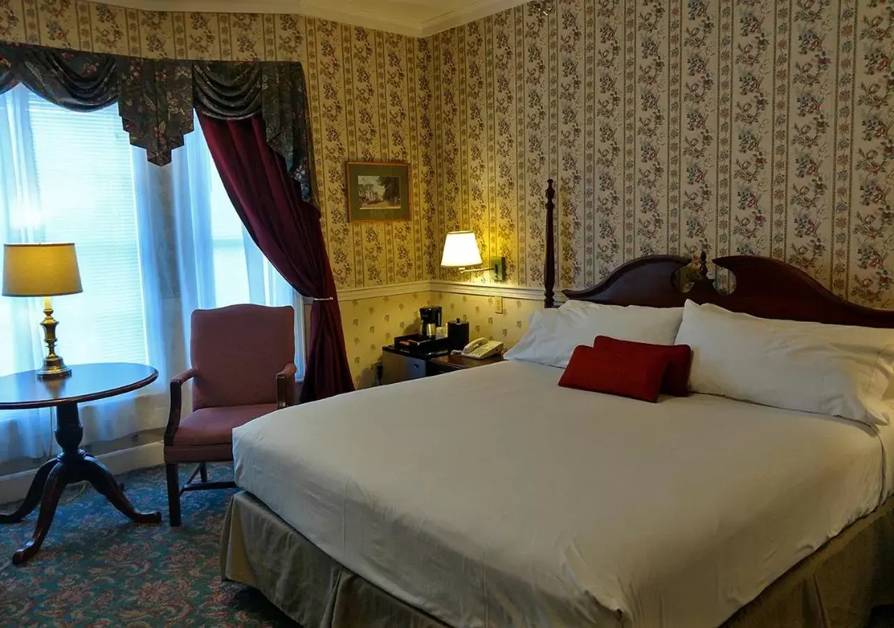 Bedroom, Bed in Thayers Inn Bedroom, Bed in Thayers Inn