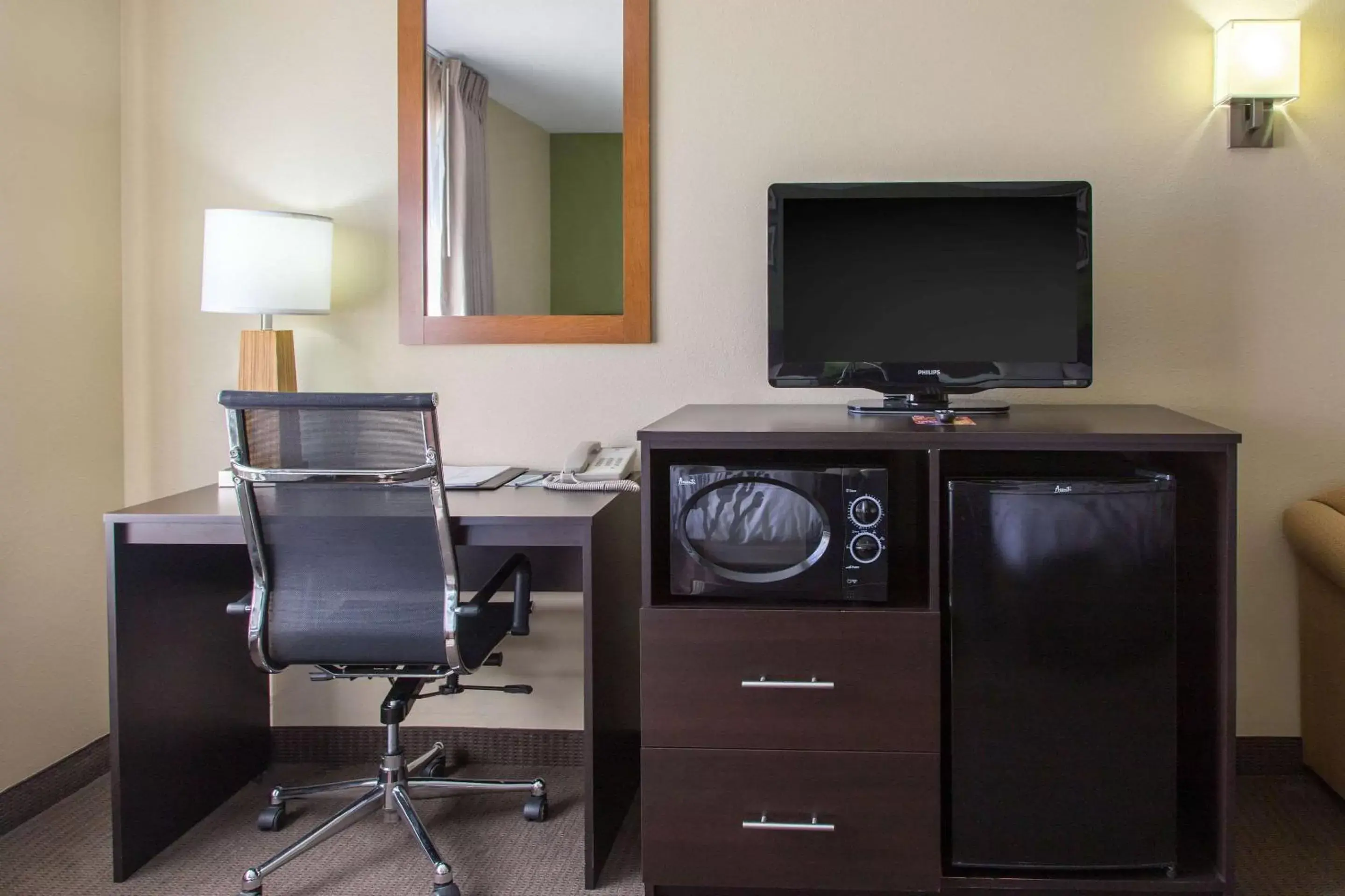 Photo of the whole room, TV/Entertainment Center in Sleep Inn & Suites Bakersfield North