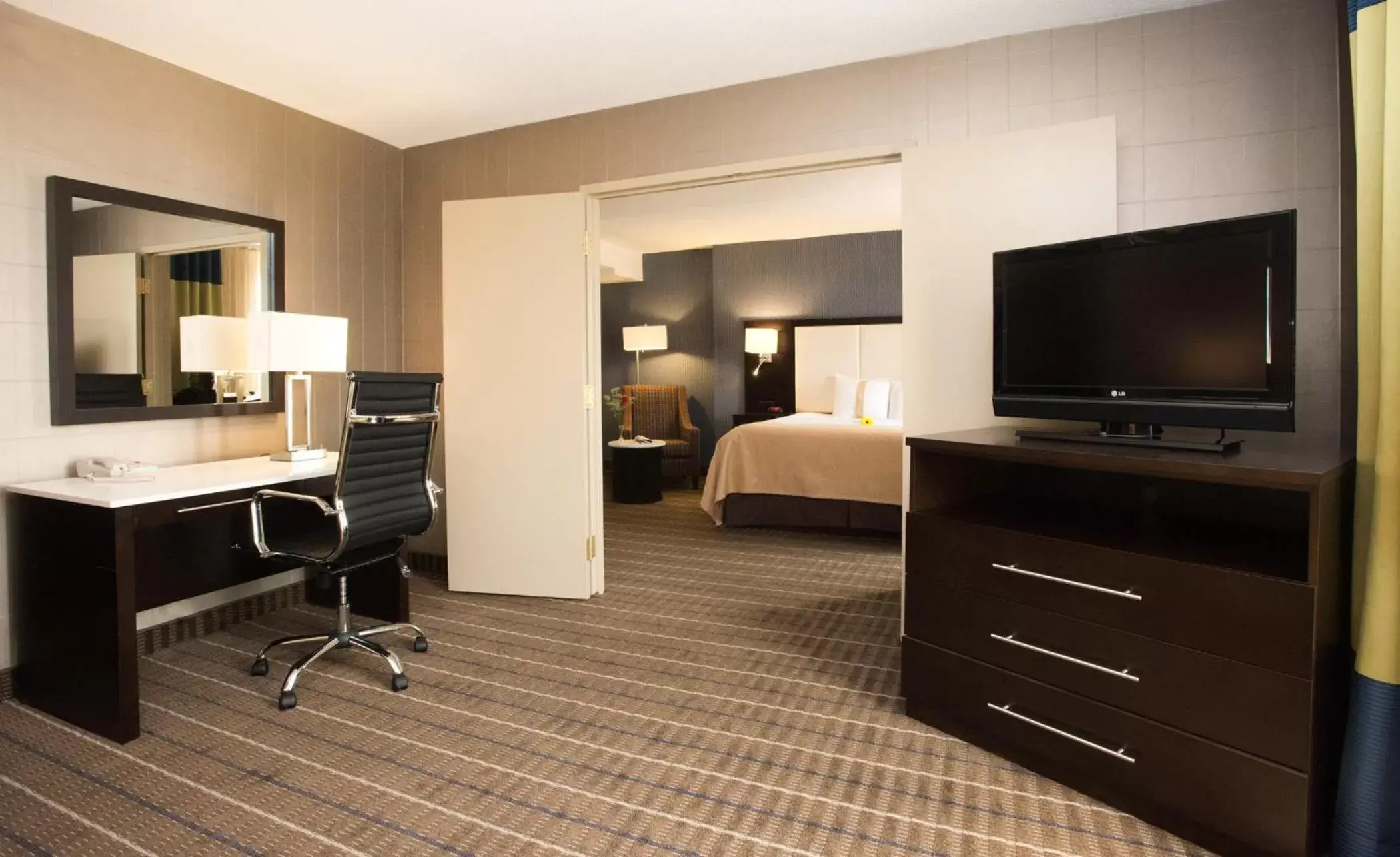 TV and multimedia, TV/Entertainment Center in Holiday Inn & Suites Mississauga West - Meadowvale, an IHG Hotel