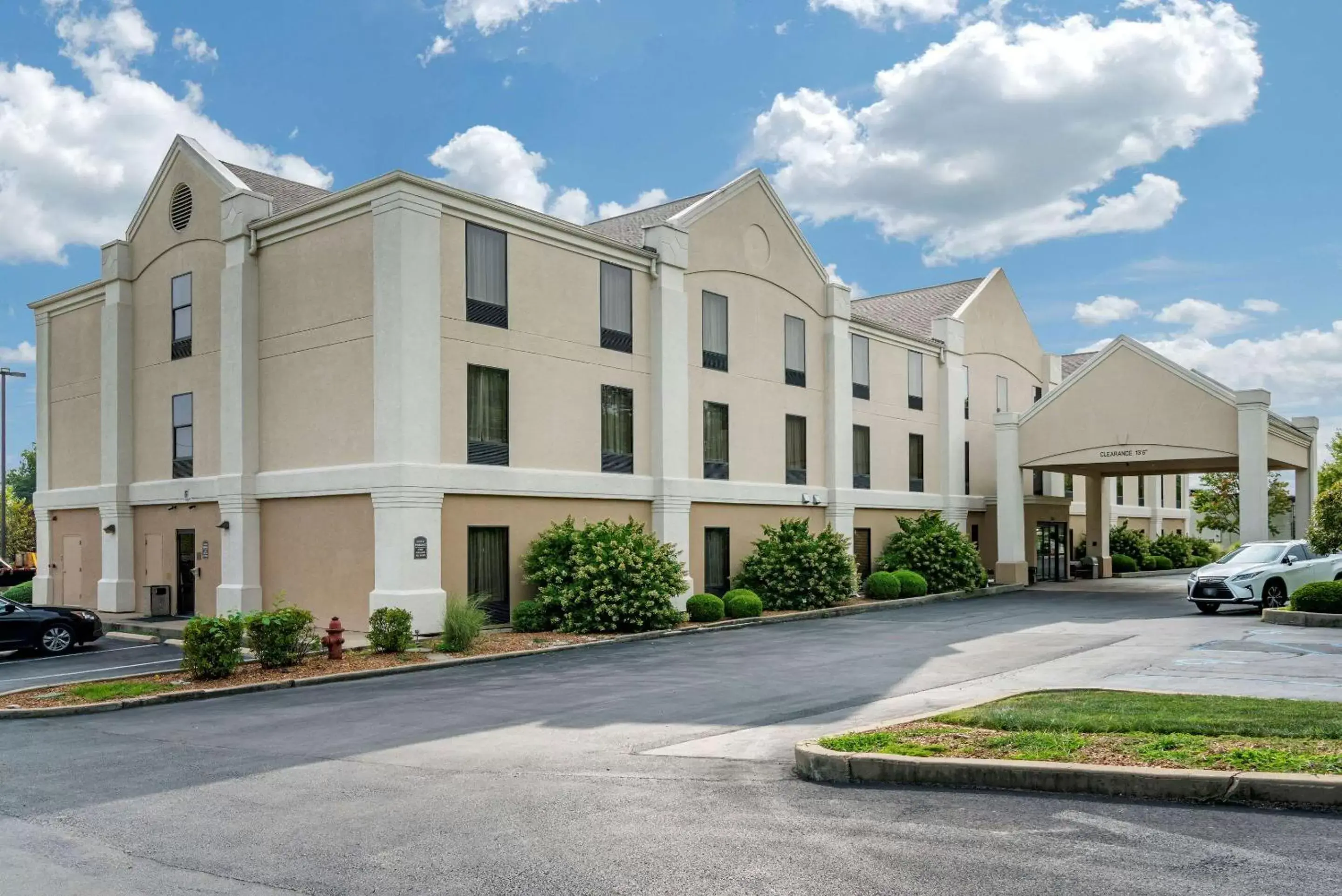 Property Building in Comfort Inn Near Six Flags St. Louis
