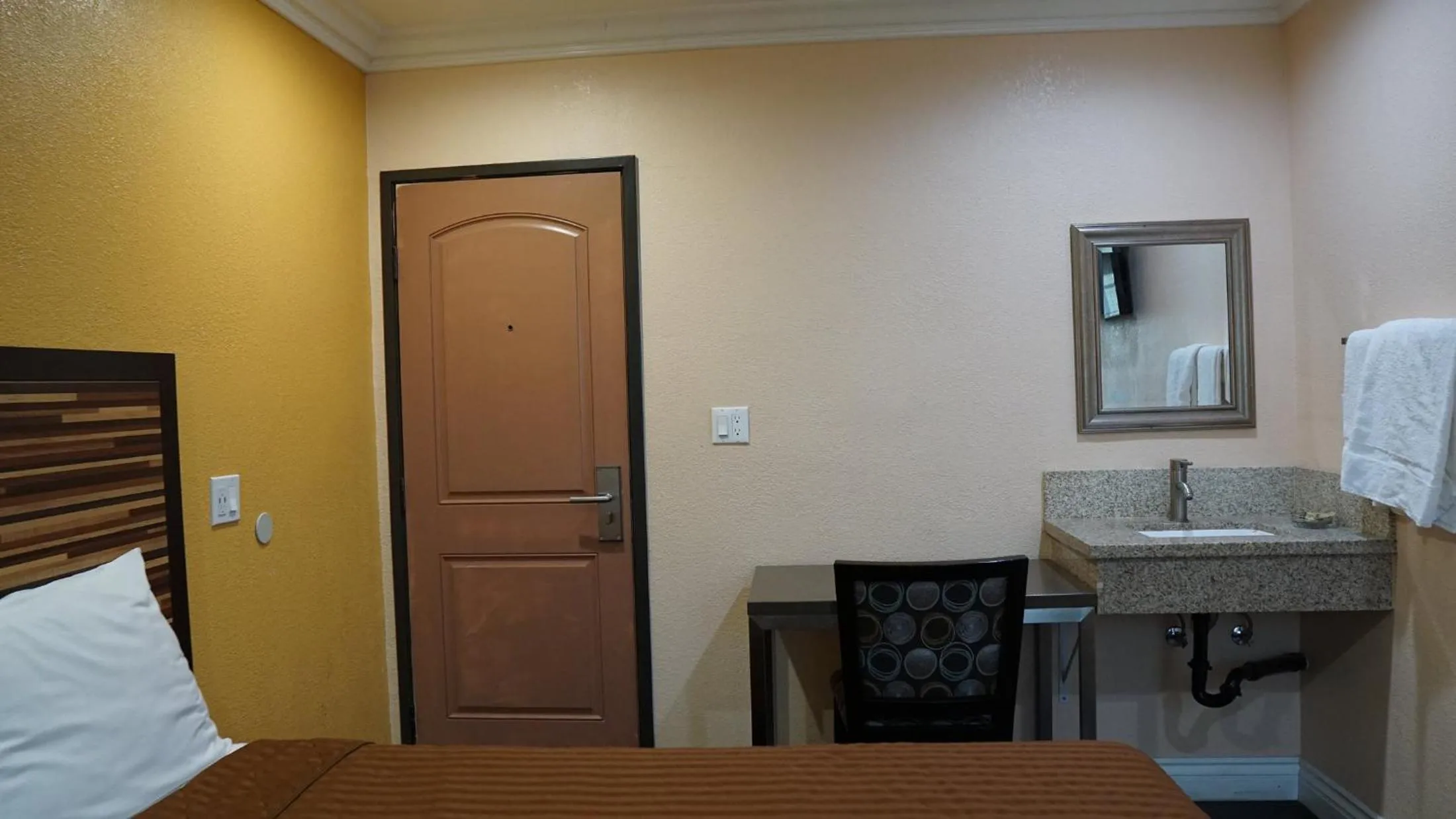 Bed in Holly Crest Hotel - Los Angeles, LAX Airport