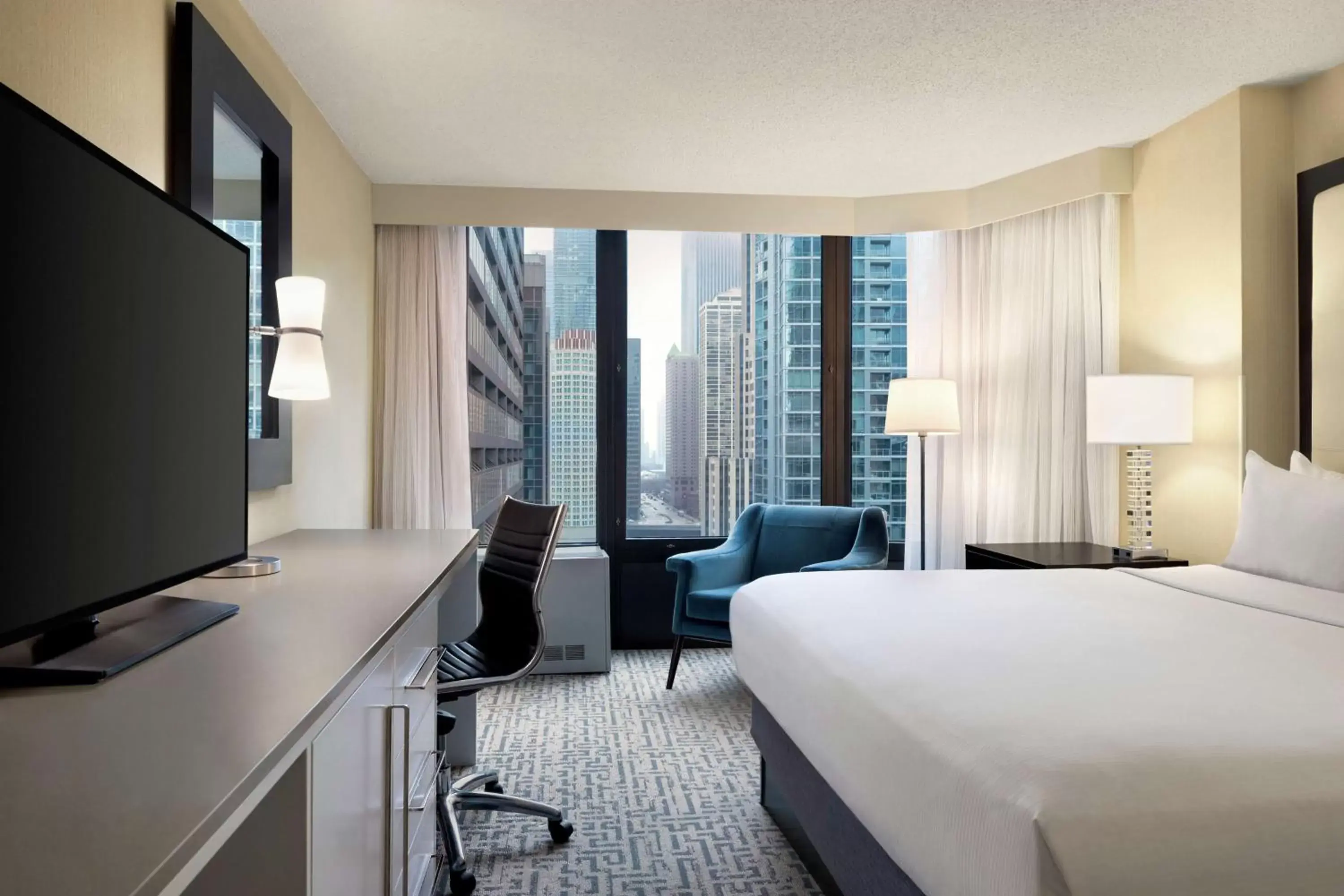 Bedroom, TV/Entertainment Center in DoubleTree by Hilton Chicago Magnificent Mile