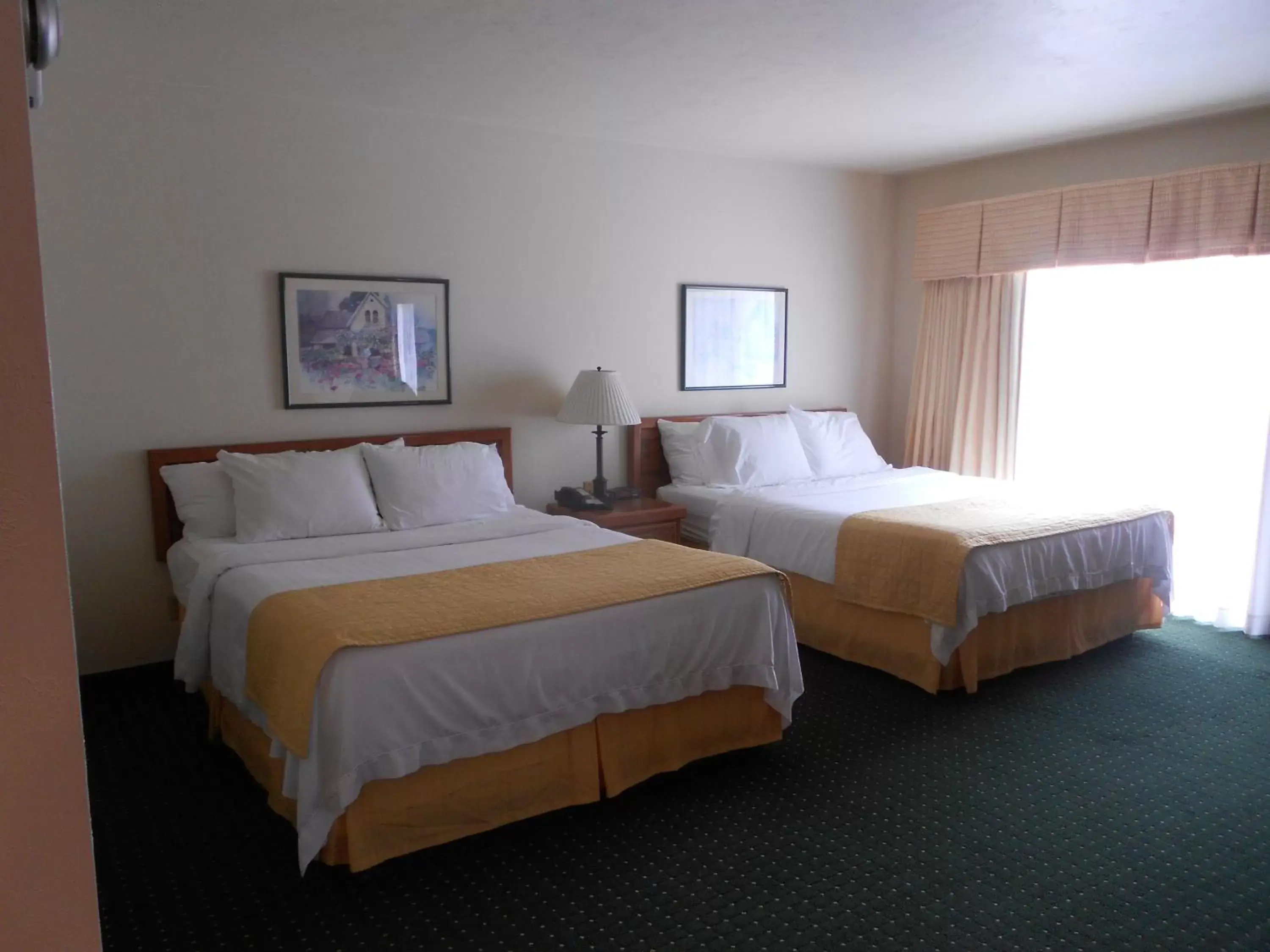 Bedroom, Bed in Hawthorn Suites Green Bay