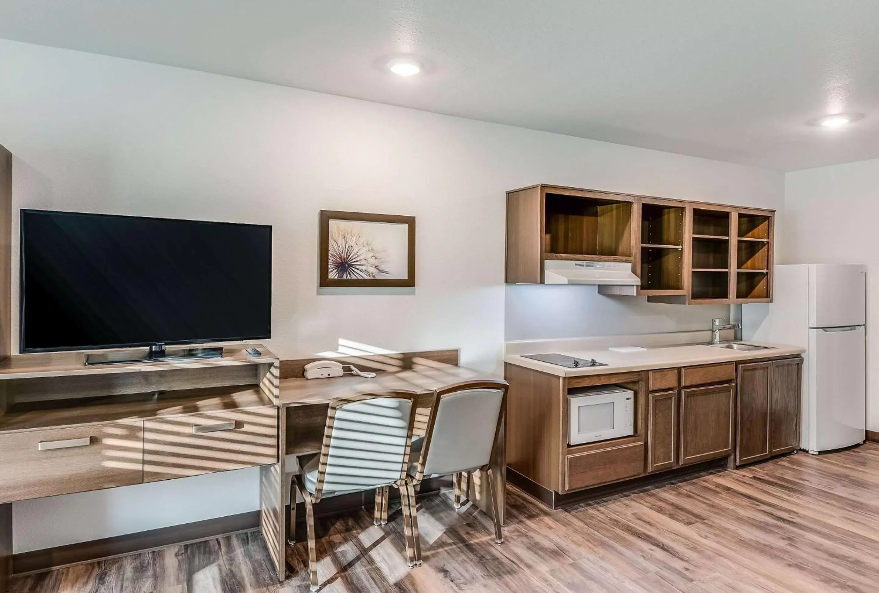 Standard King Room - single occupancy - Non-Smoking in WoodSpring Suites West Des Moines Standard King Room - single occupancy - Non-Smoking in WoodSpring Suites West Des Moines