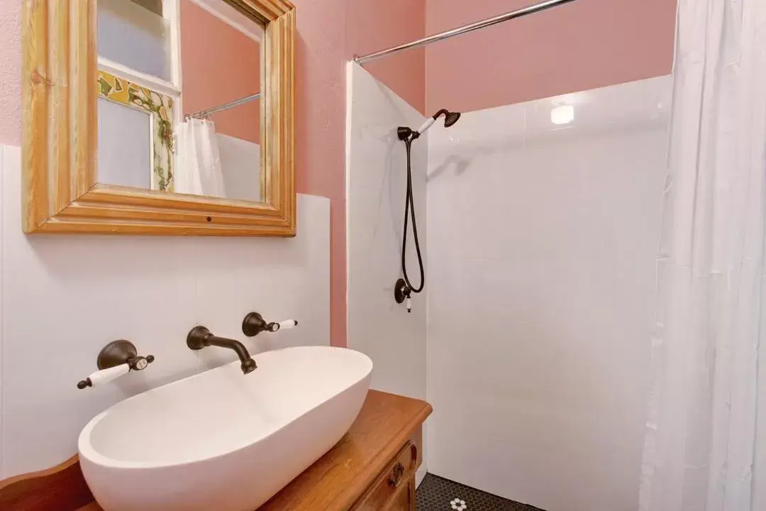 Bathroom in Manly Waves Studios & Apartments