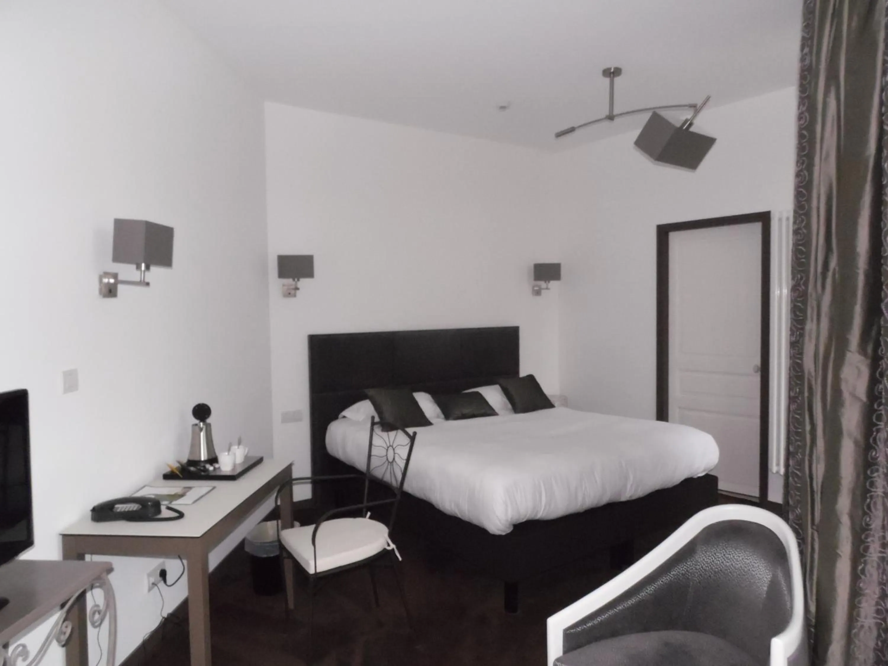 Coffee/tea facilities, Bed in Clos de Vallombreuse, The Originals Relais