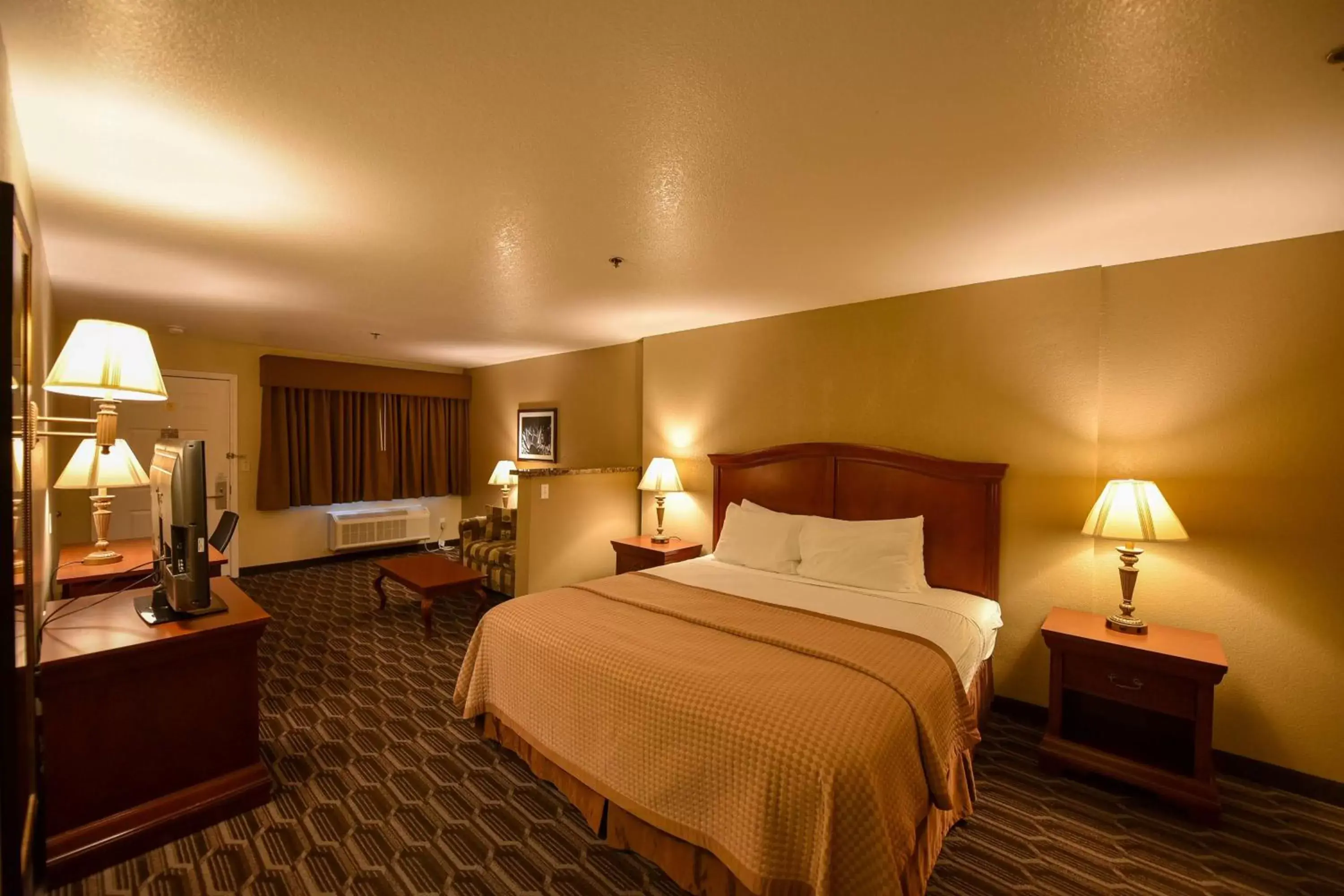 Photo of the whole room, Bed in Best Western Inn of Chandler