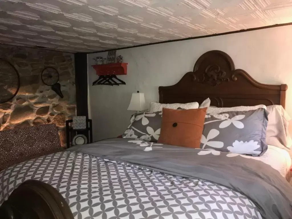 Bedroom, Bed in Folkestone Inn