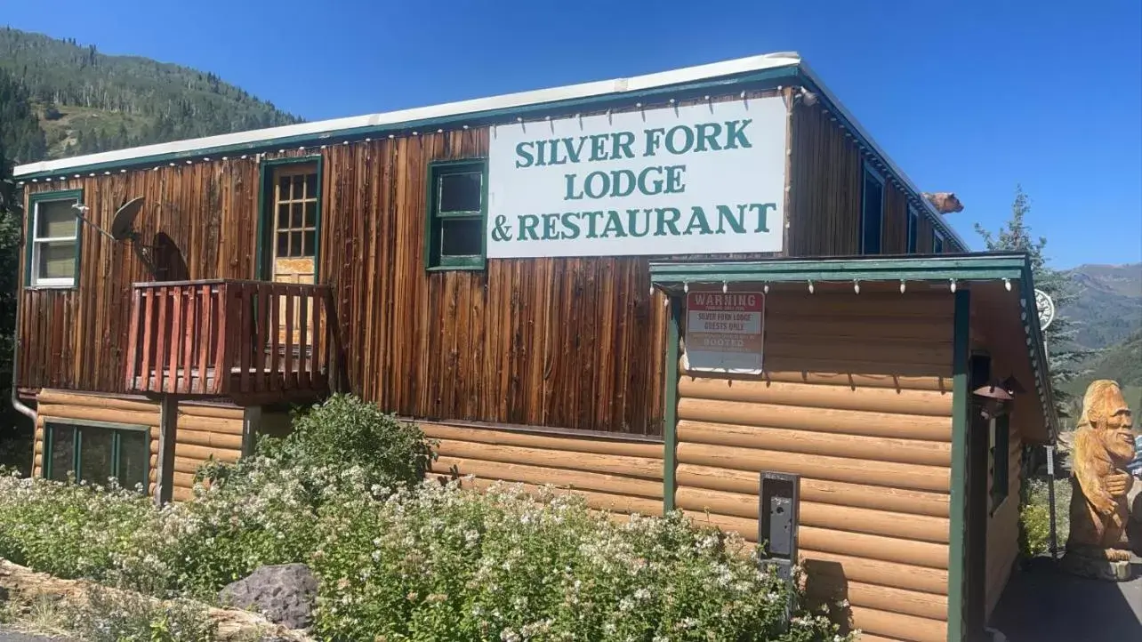 Property Building in Silver Fork Lodge & Restaurant