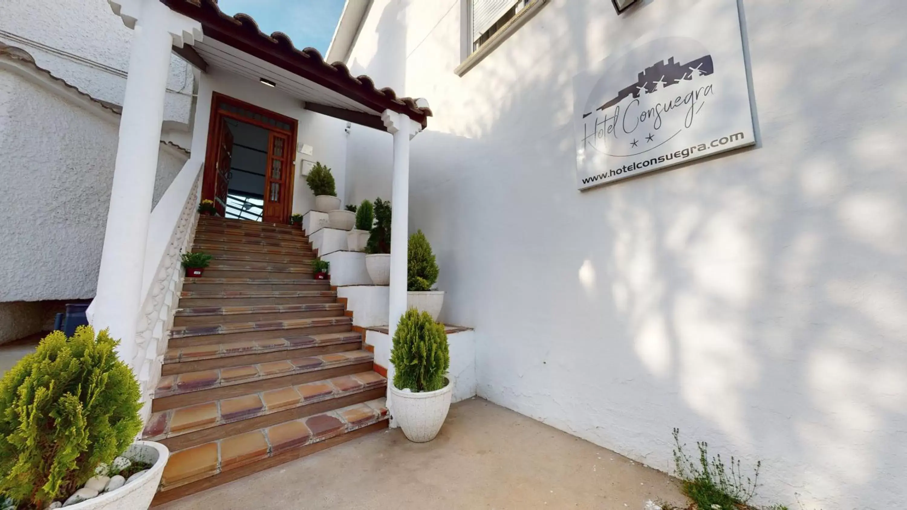 Facade/entrance in Hotel Consuegra