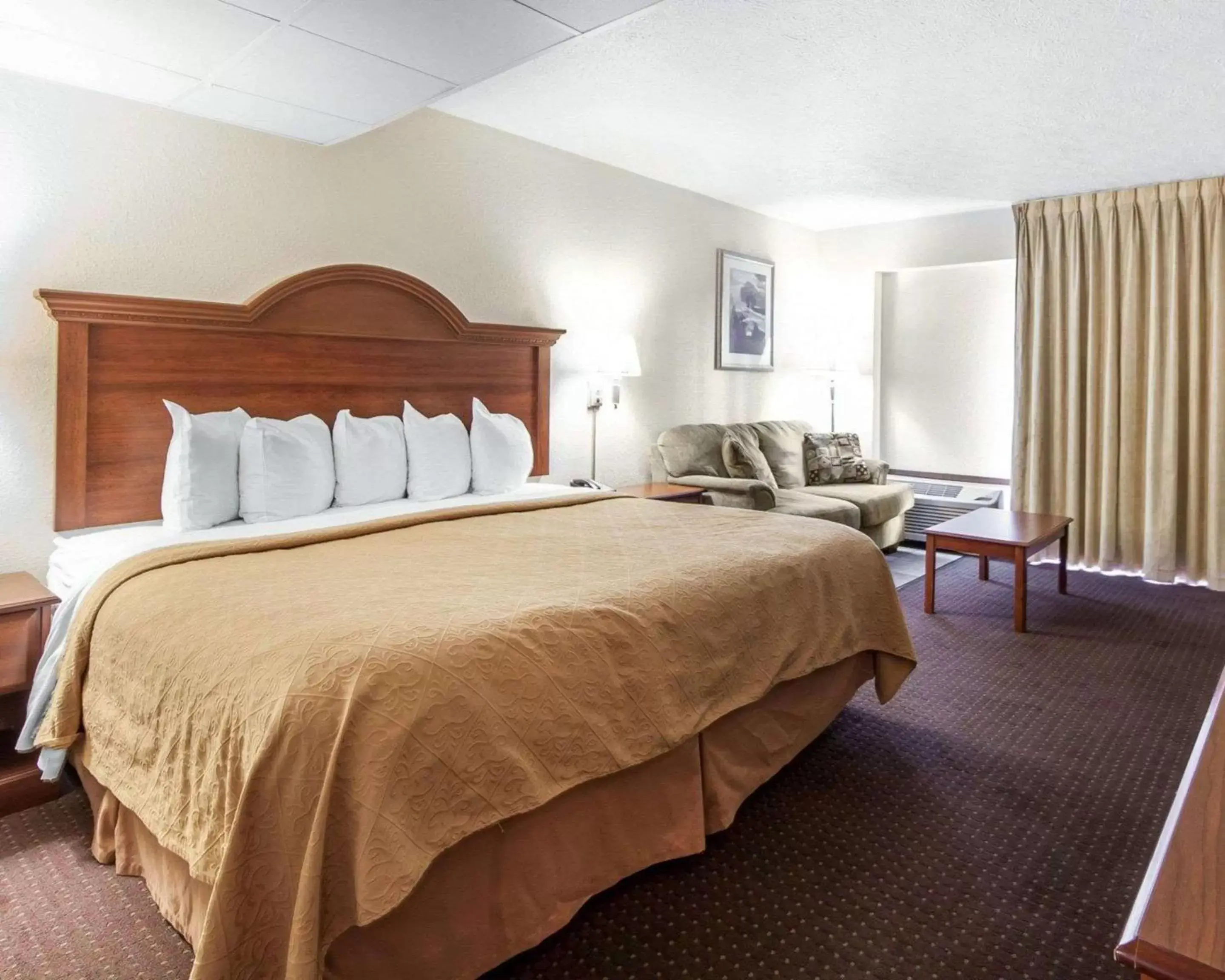 Photo of the whole room, Bed in Quality Inn & Suites at Dollywood Lane