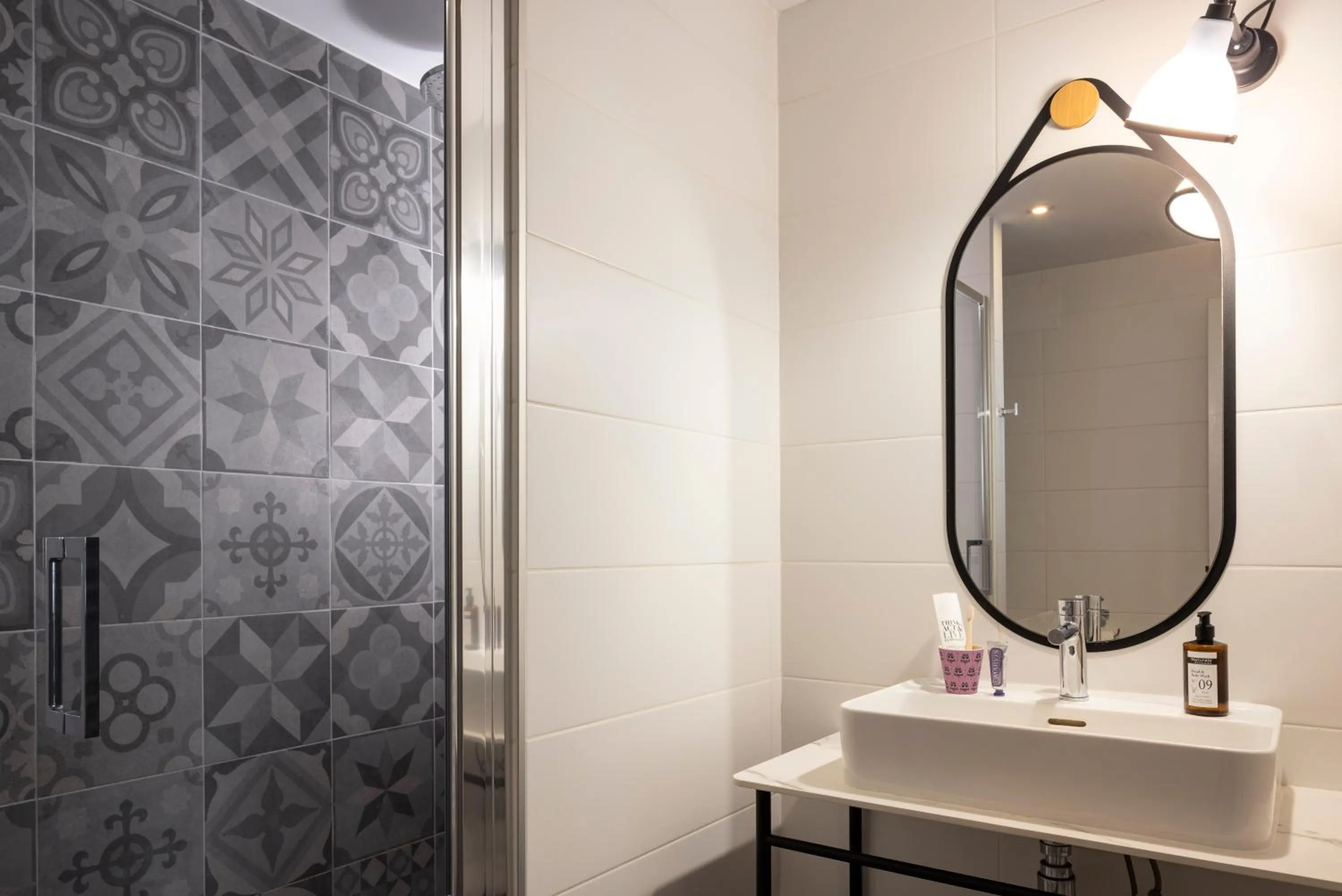 Shower in Hôtel Edmond W Lyon Part-Dieu