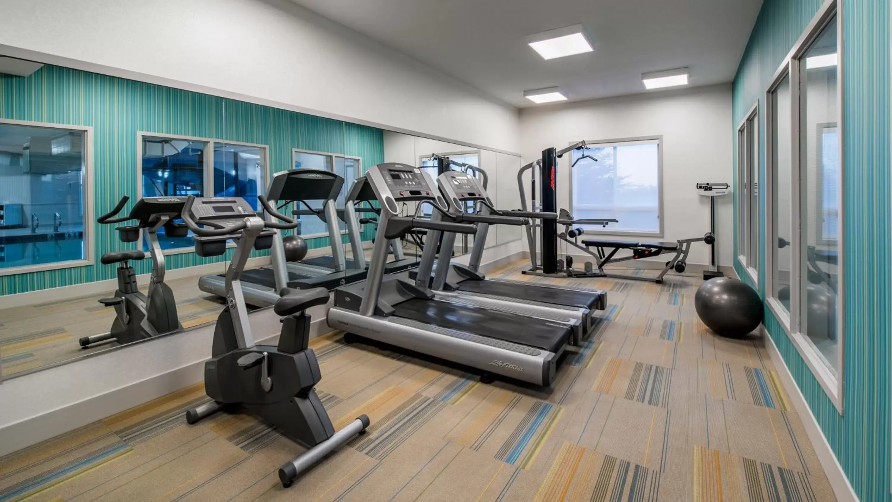 Spa and wellness centre/facilities, Fitness Center/Facilities in Holiday Inn Express Airdrie, an IHG Hotel