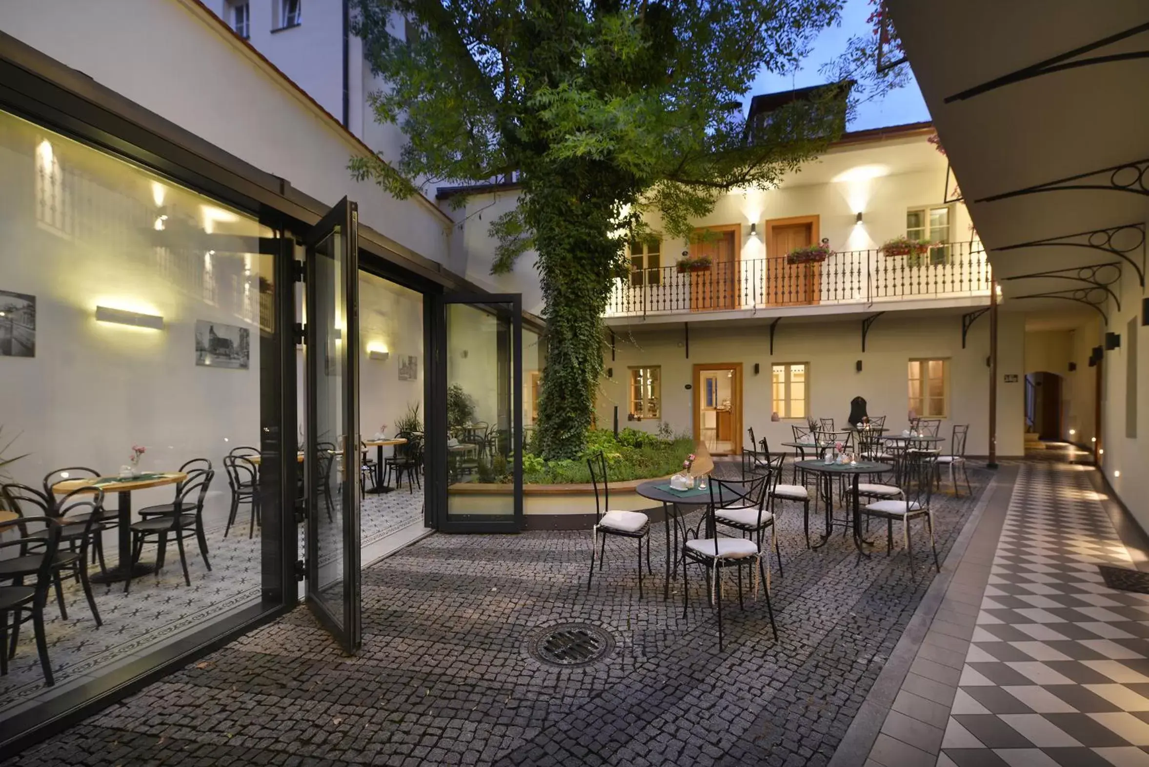 Inner courtyard view, Restaurant/Places to Eat in Hotel At the White Lily