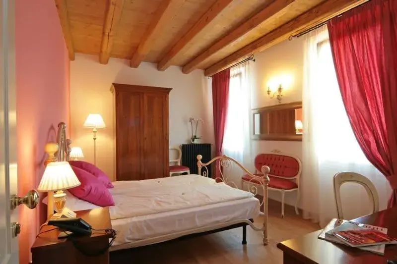 Bed in Locanda Al Ponte de Fero